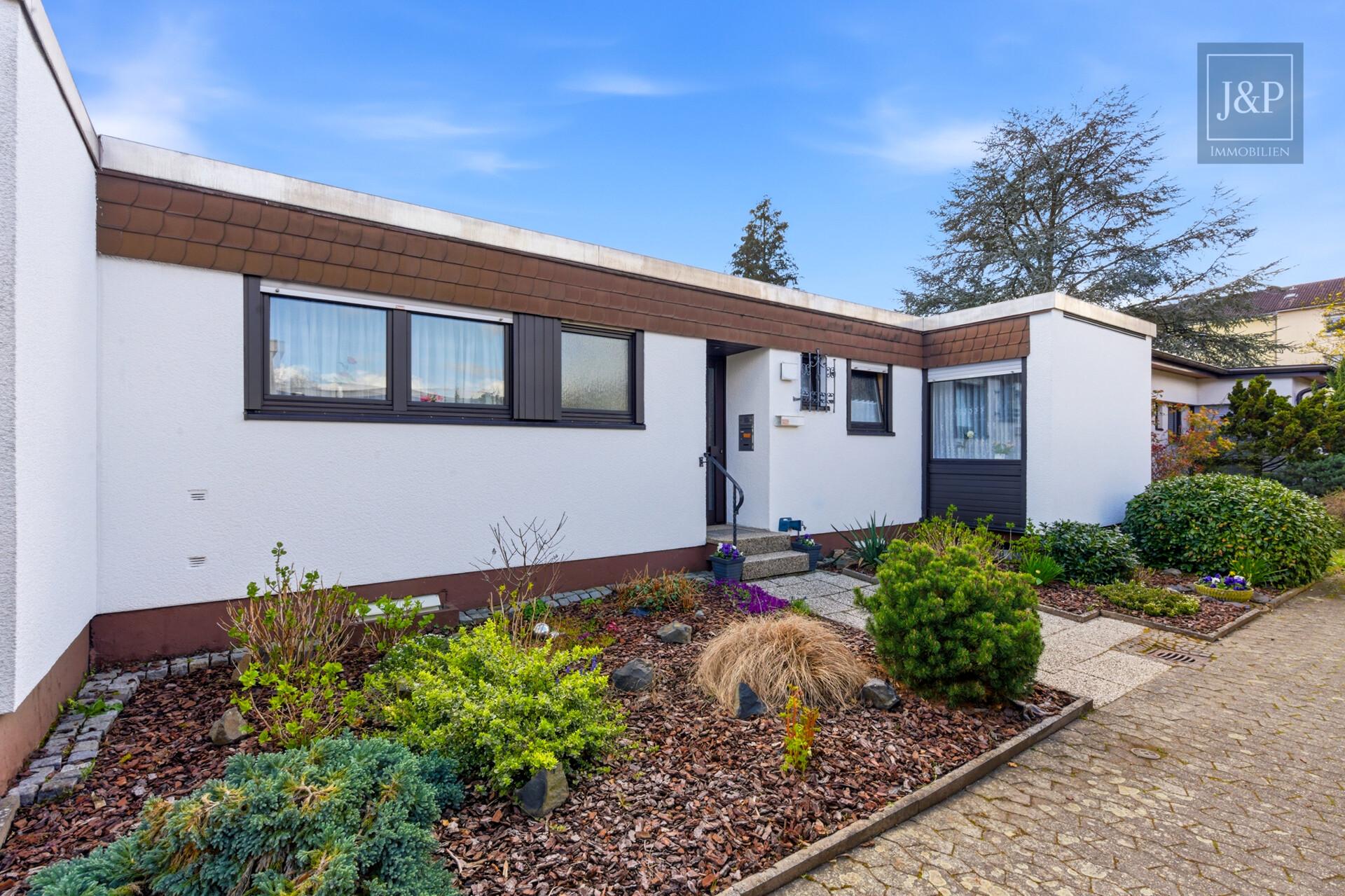 Garten, Sauna und Garage: Gepflegter Bungalow in ruhiger Lage von Aschaffenburg-Leider! - Außenansicht