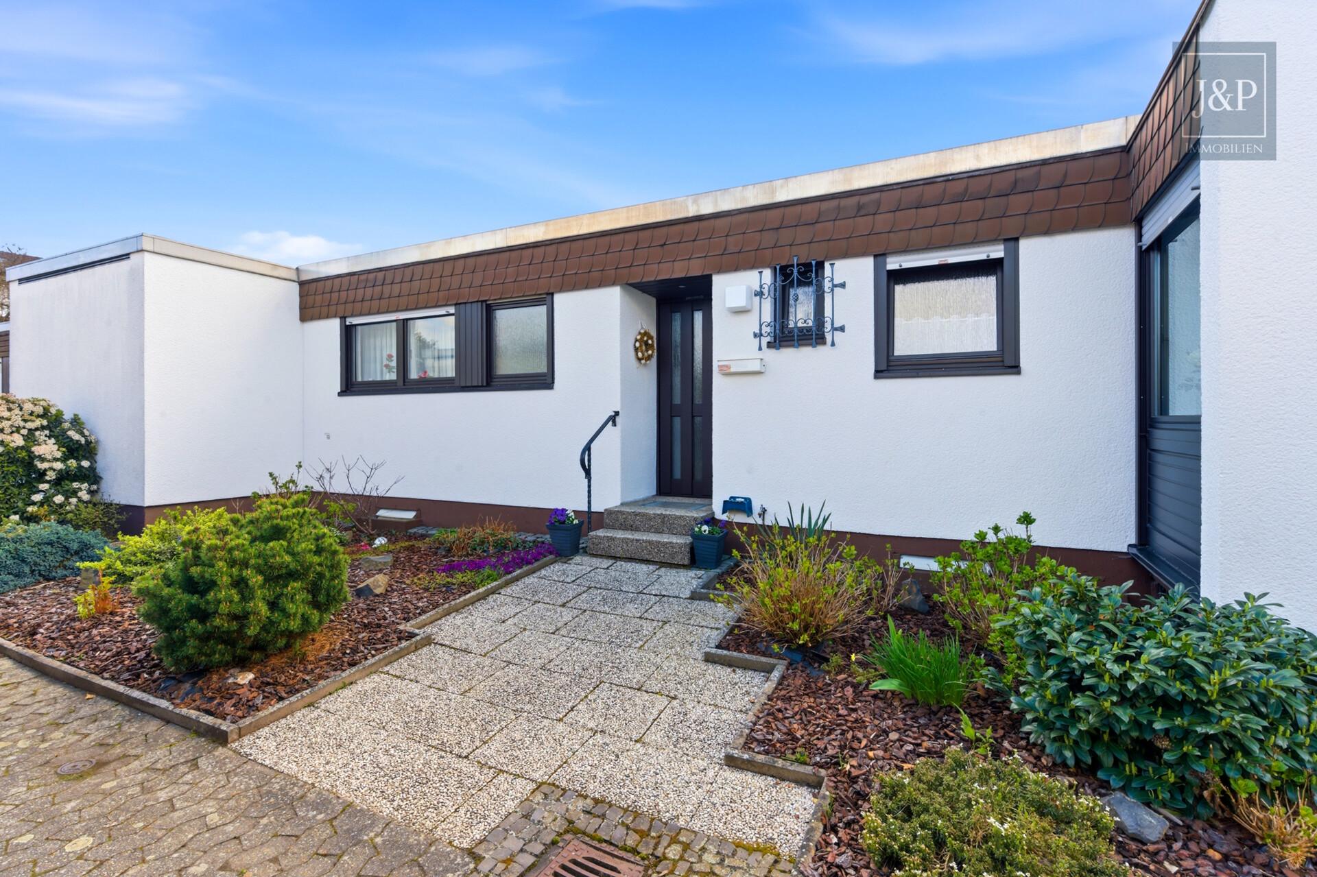 Garten, Sauna und Garage: Gepflegter Bungalow in ruhiger Lage von Aschaffenburg-Leider! - Außenansicht