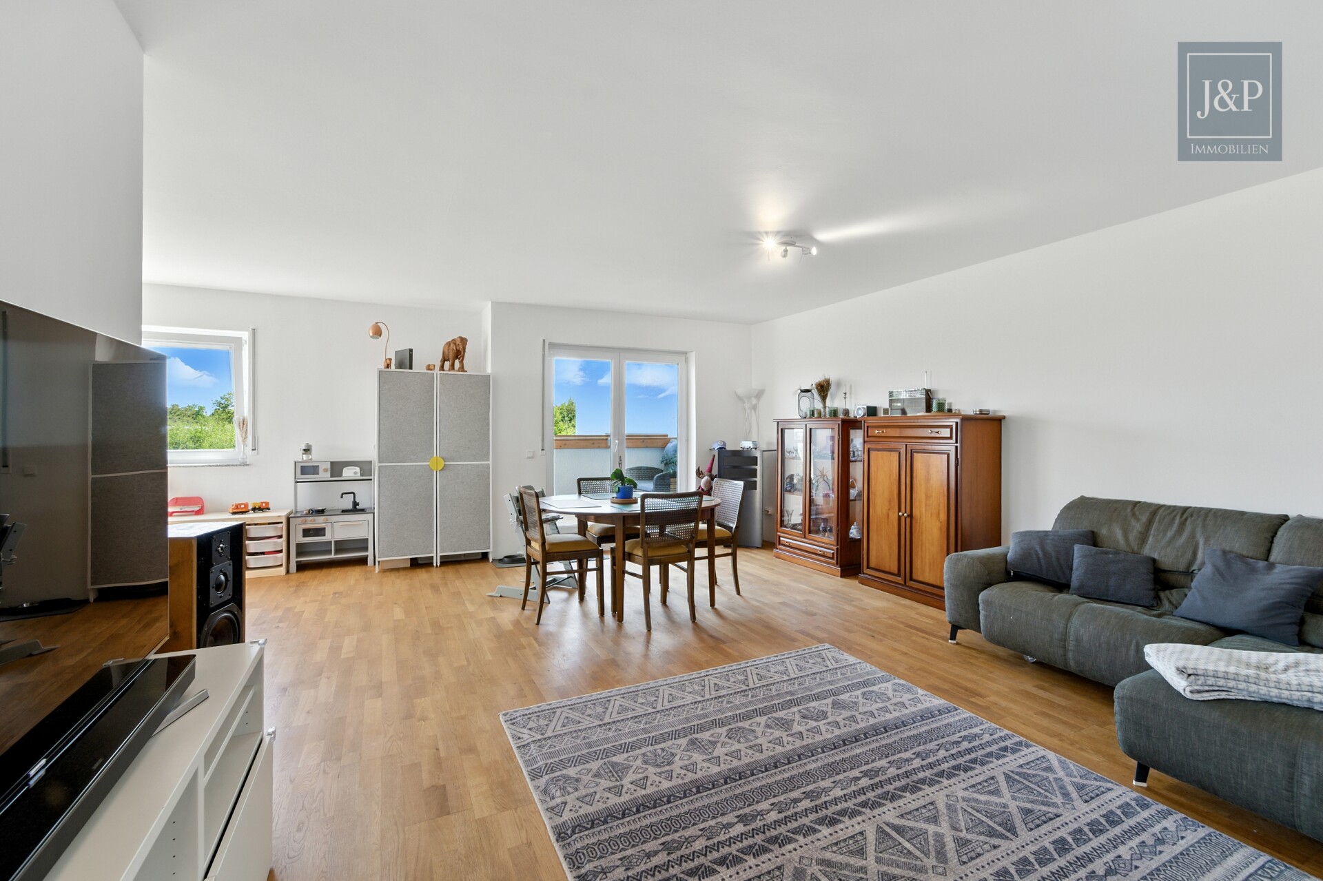 Traumhafte 3-Zimmer-Wohnung mit Balkon und Weitblick auf das Naturschutzgebiet in ruhiger Lage - Wohnzimmer