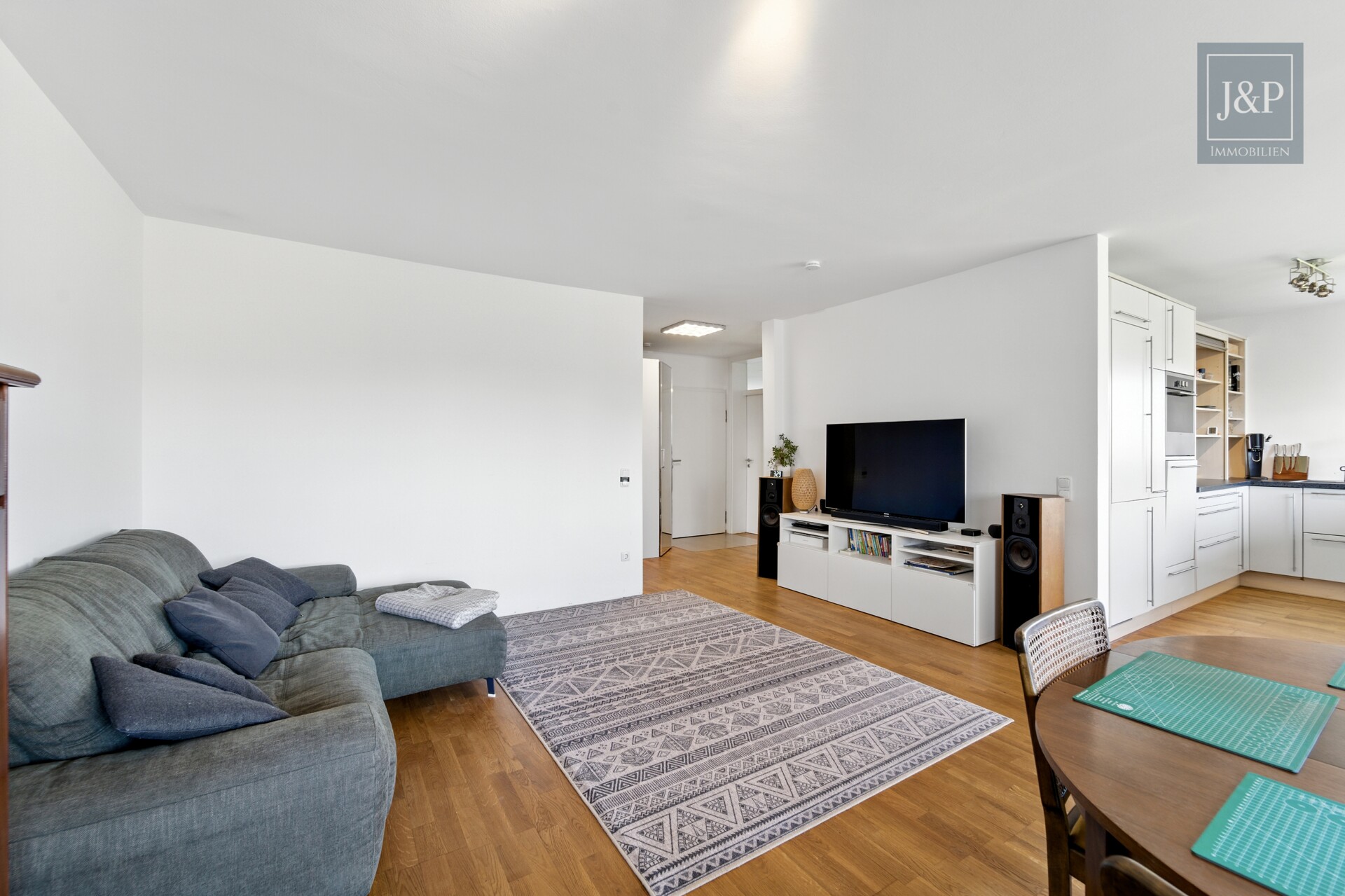 Traumhafte 3-Zimmer-Wohnung mit Balkon und Weitblick auf das Naturschutzgebiet in ruhiger Lage - Wohnzimmer