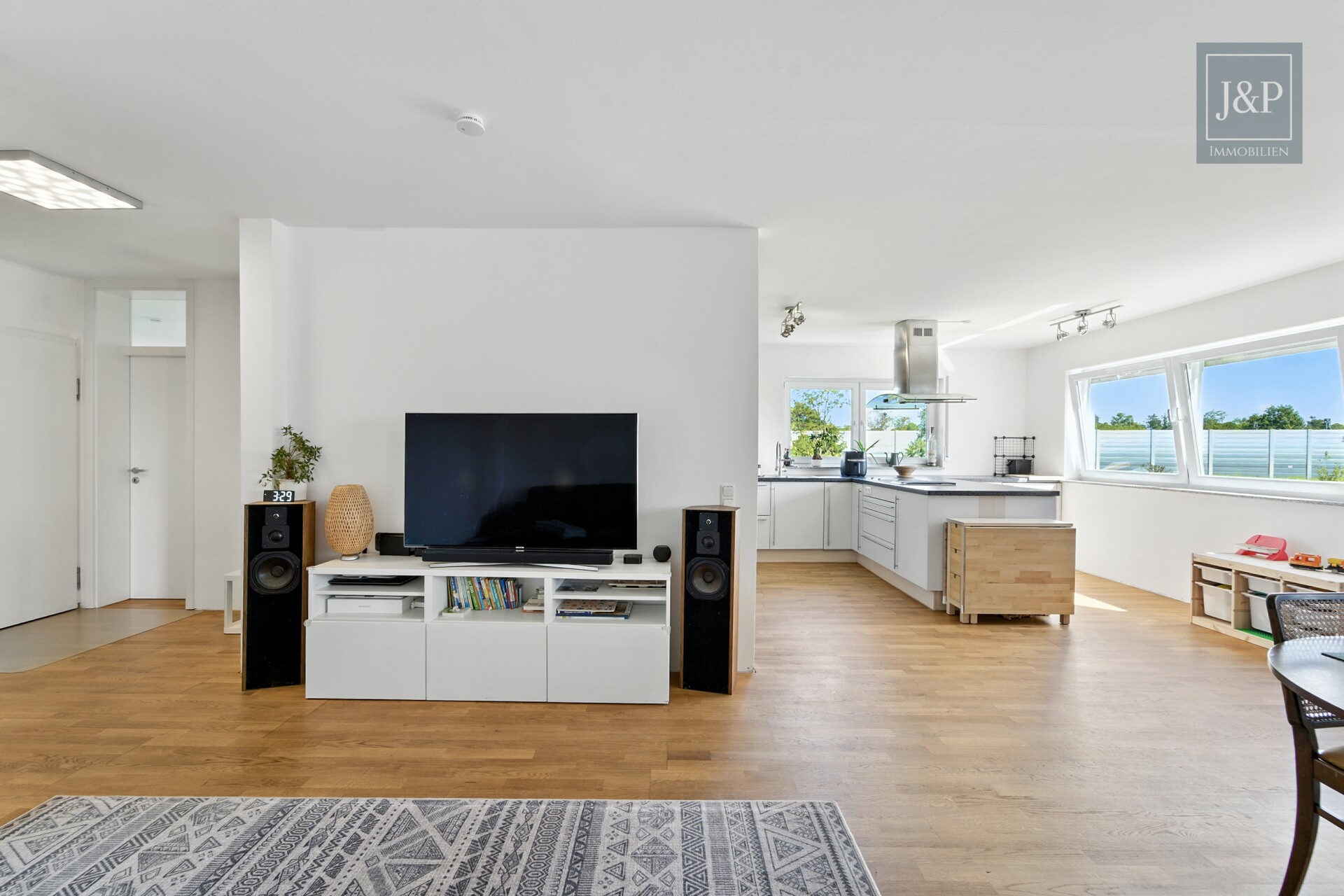 Traumhafte 3-Zimmer-Wohnung mit Balkon und Weitblick auf das Naturschutzgebiet in ruhiger Lage - Wohnzimmer