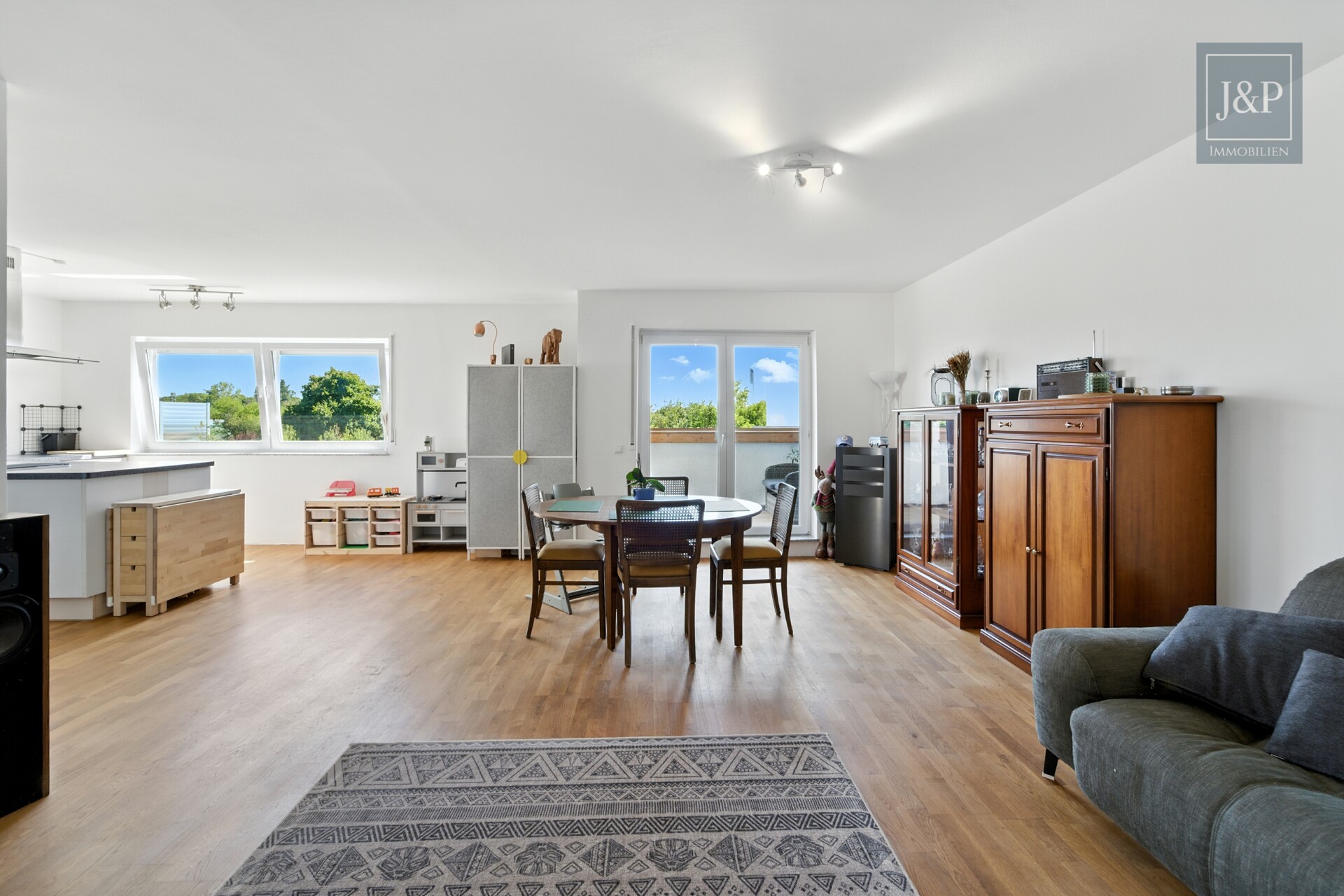 Traumhafte 3-Zimmer-Wohnung mit Balkon und Weitblick auf das Naturschutzgebiet in ruhiger Lage - Wohnzimmer