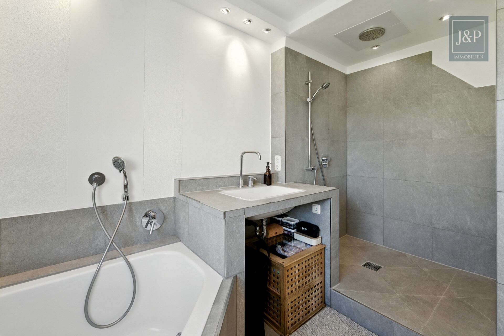 Traumhafte 3-Zimmer-Wohnung mit Balkon und Weitblick auf das Naturschutzgebiet in ruhiger Lage - Badezimmer mit begehbarer Dusche