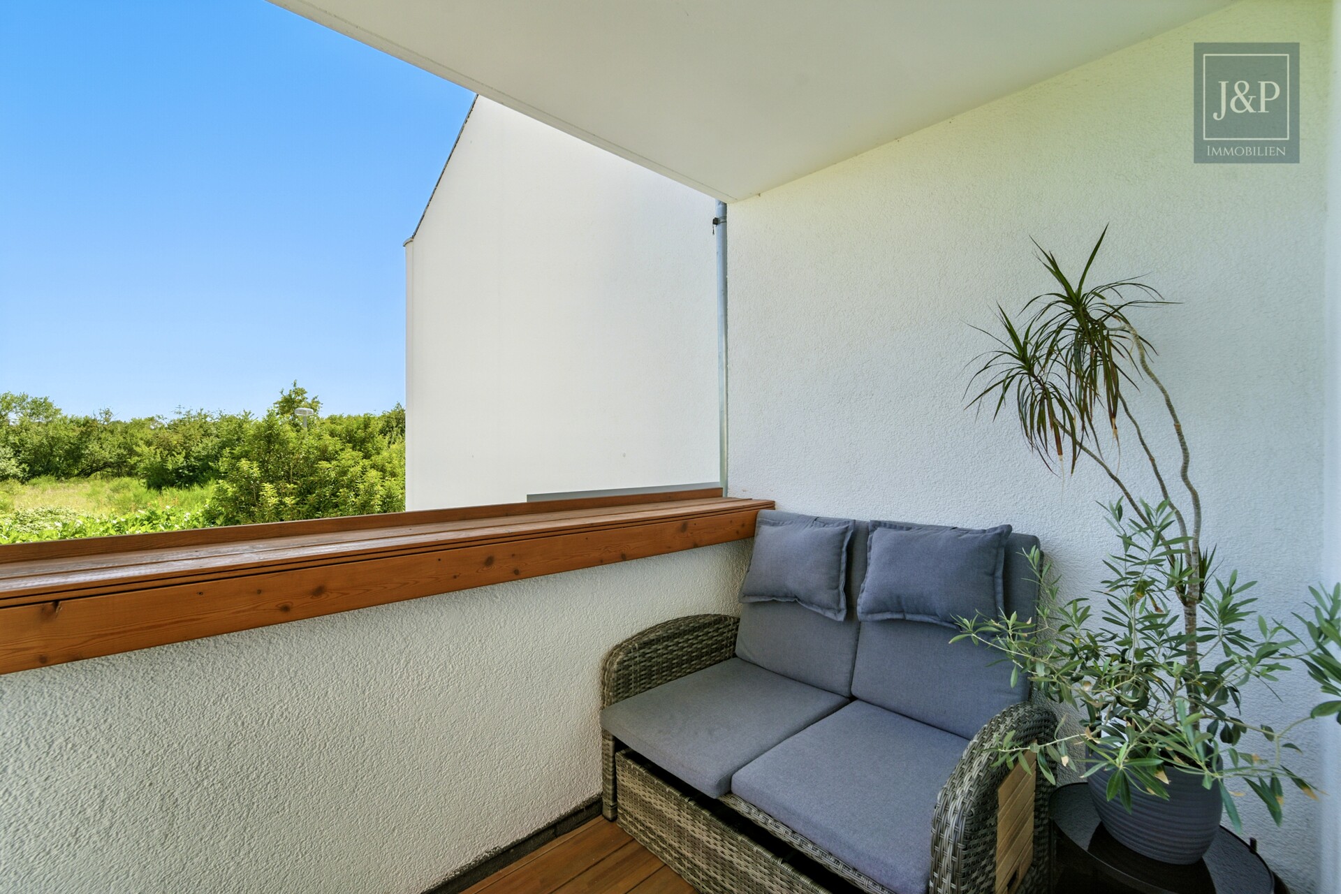 Traumhafte 3-Zimmer-Wohnung mit Balkon und Weitblick auf das Naturschutzgebiet in ruhiger Lage - Balkon
