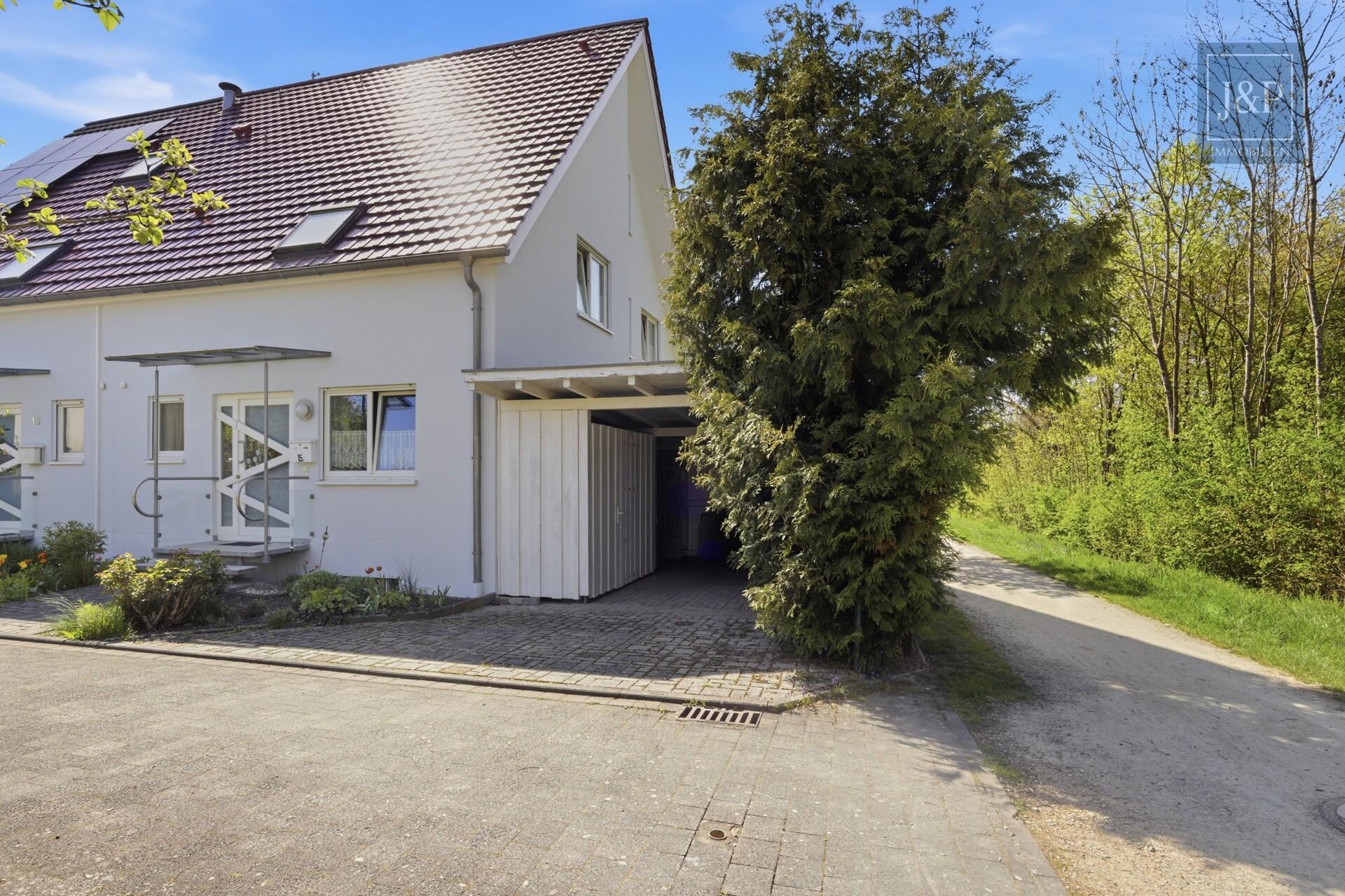 Naturnahes Wohnglück in Bestlage - nachhaltiges Wohnen mit City-Anschluss! - Ansicht mit Carport