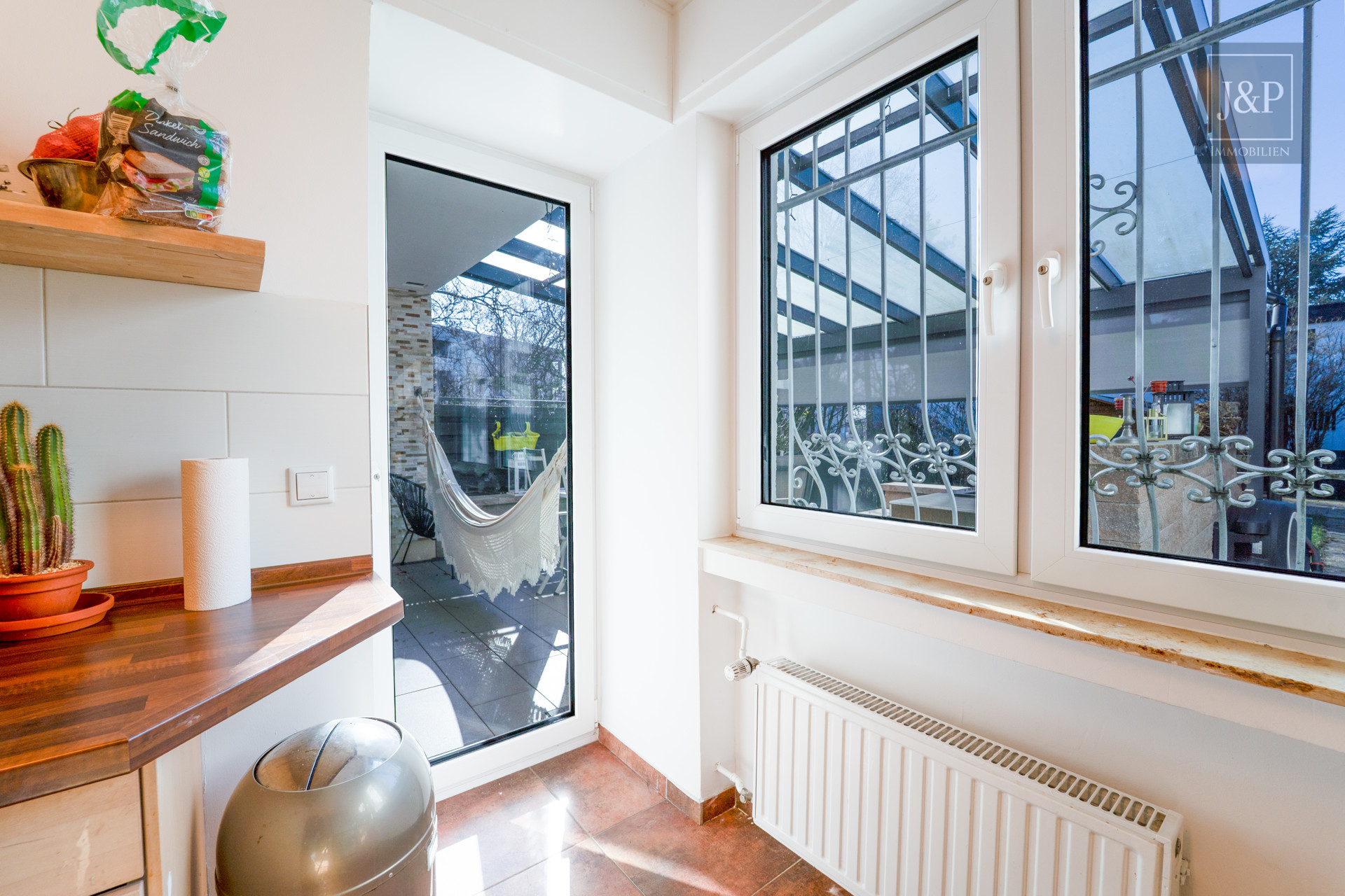 Rundum modernisiert: Einziehen & wohlfühlen – Hochwertiges Reihenhaus mit Aufstockungspotenzial! - Küche