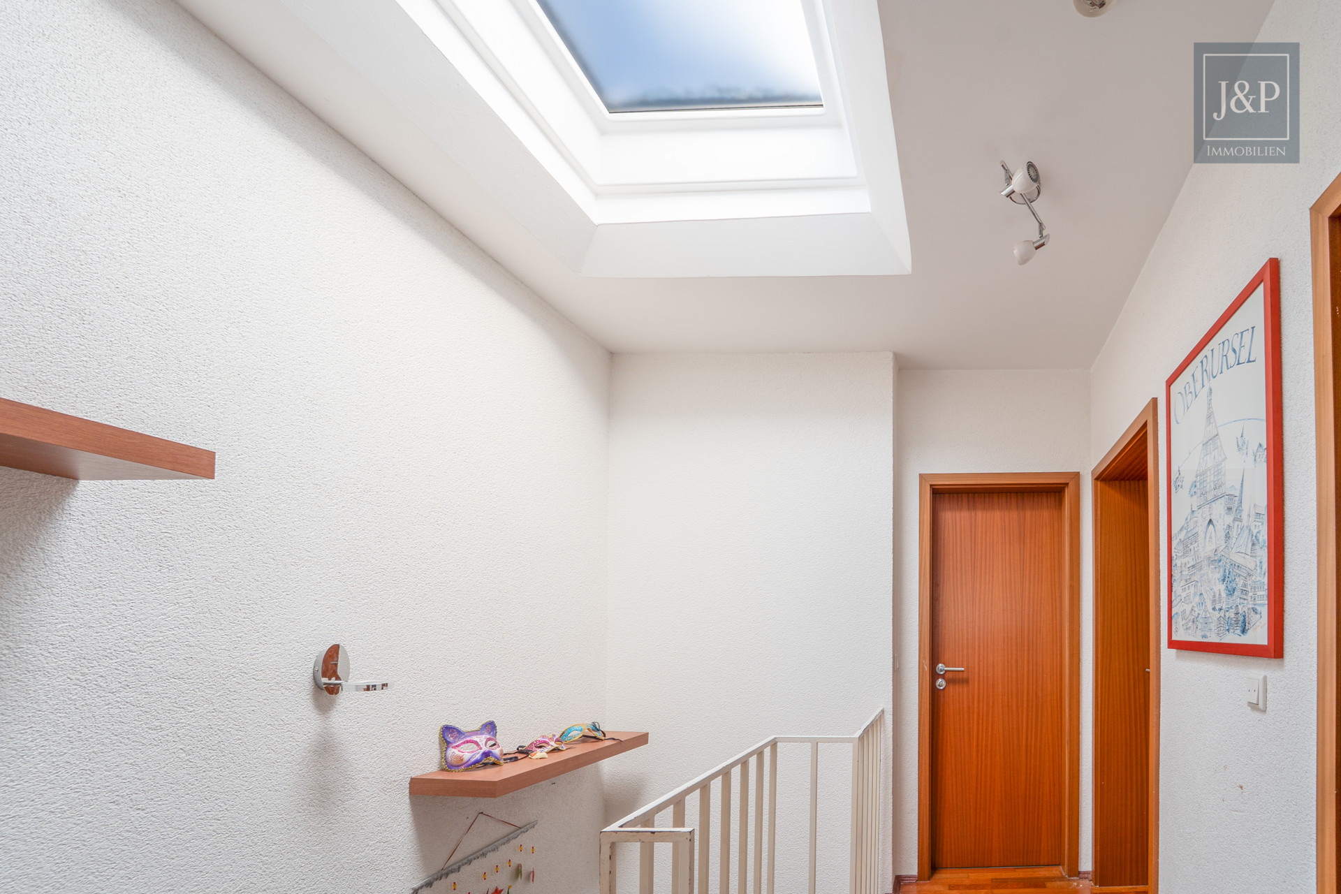 Rundum modernisiert: Einziehen & wohlfühlen – Hochwertiges Reihenhaus mit Aufstockungspotenzial! - Flur 1.OG