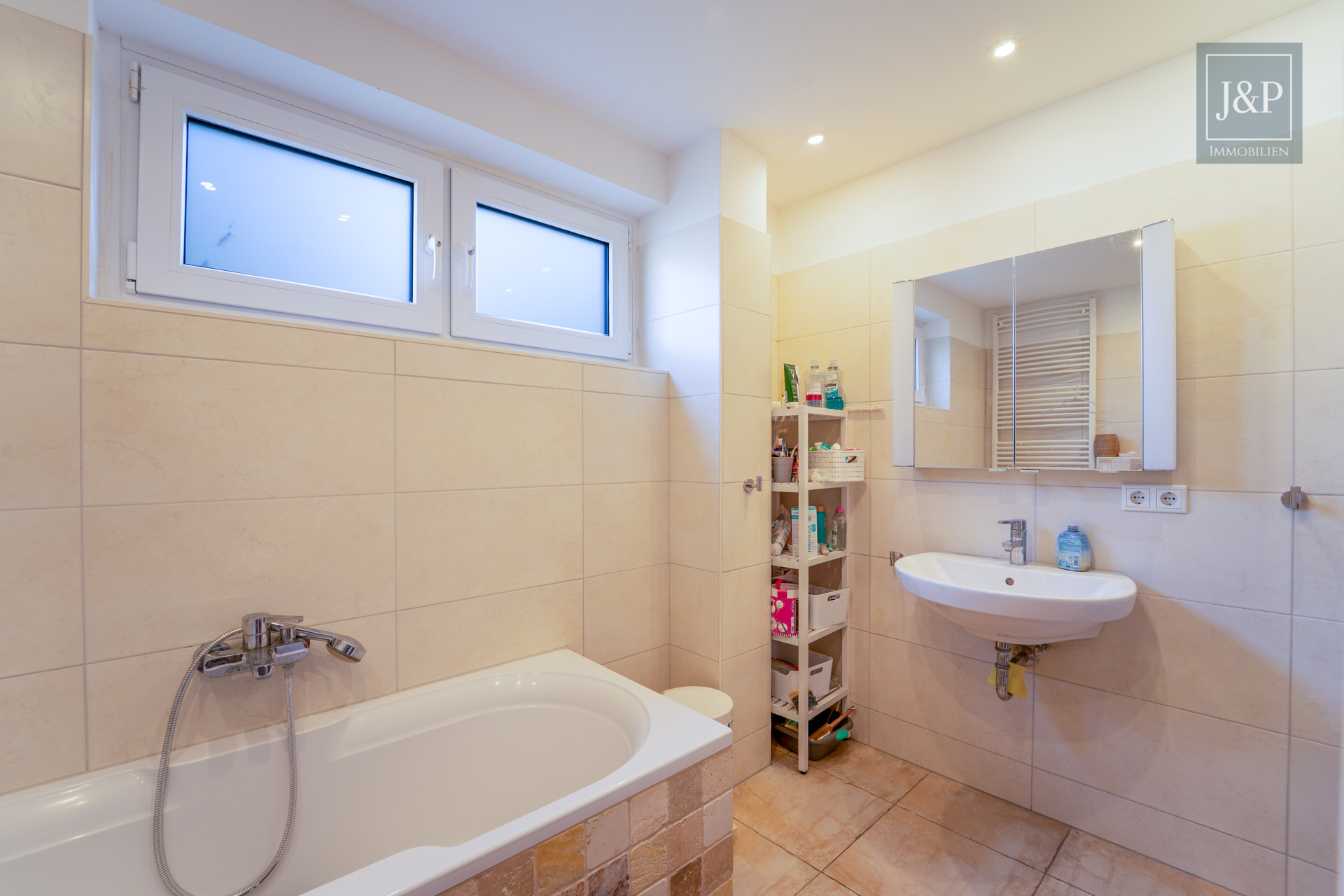 Rundum modernisiert: Einziehen & wohlfühlen – Hochwertiges Reihenhaus mit Aufstockungspotenzial! - Badezimmer