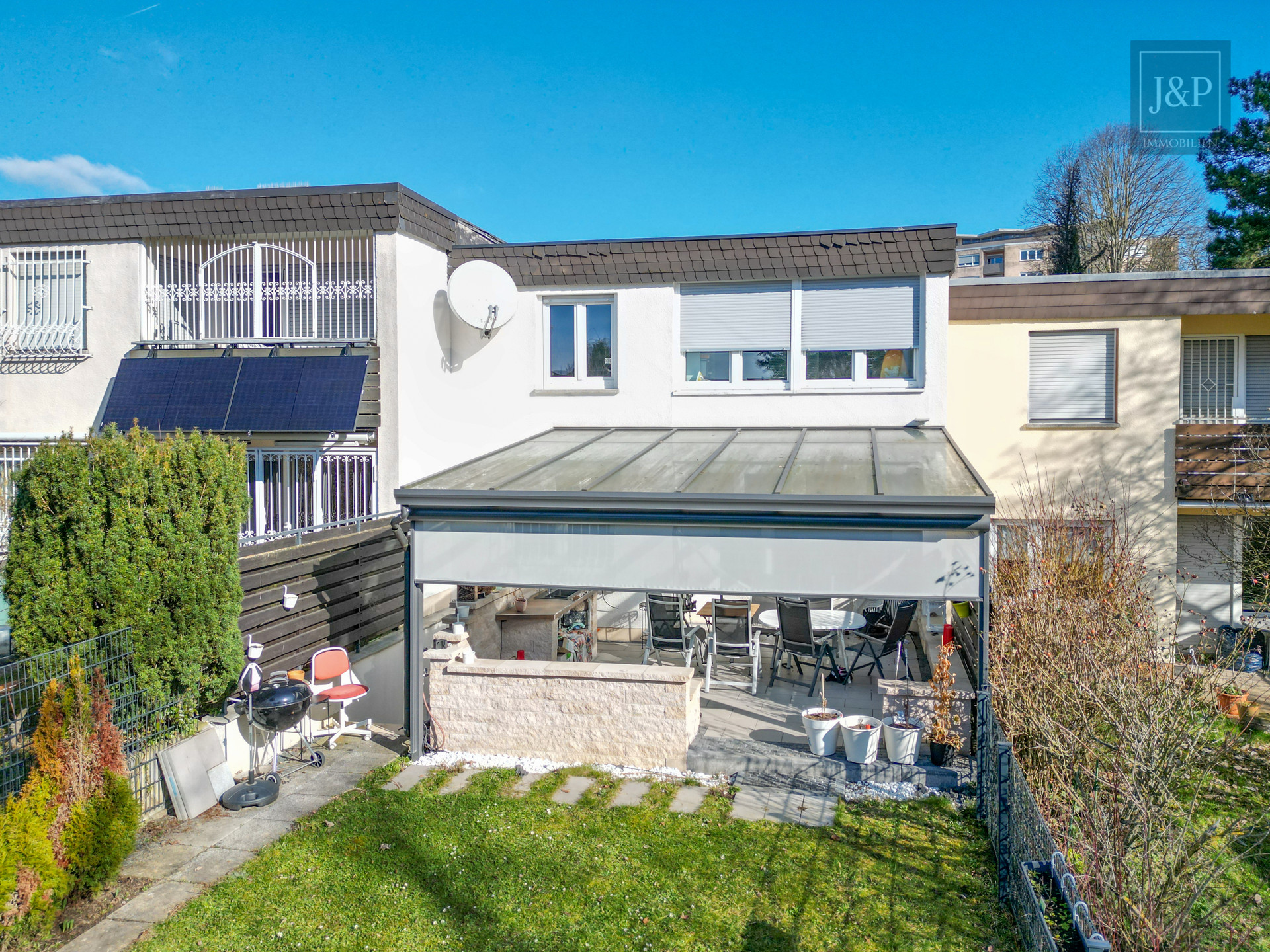Rundum modernisiert: Einziehen & wohlfühlen – Hochwertiges Reihenhaus mit Aufstockungspotenzial! - Terrasse