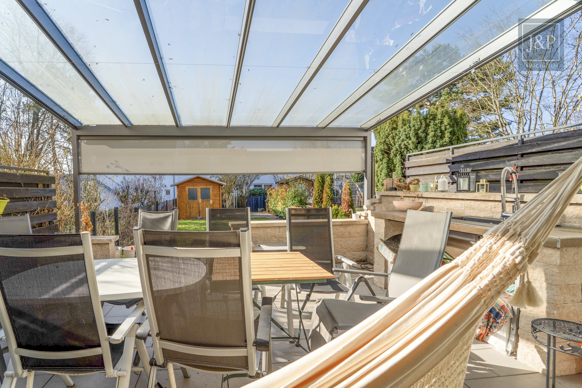 Rundum modernisiert: Einziehen & wohlfühlen – Hochwertiges Reihenhaus mit Aufstockungspotenzial! - Terrasse
