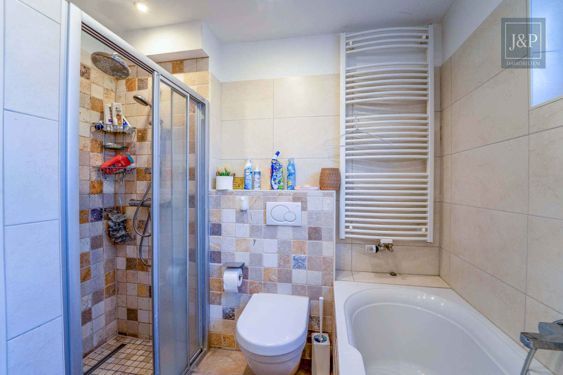 Rundum modernisiert: Einziehen & wohlfühlen – Hochwertiges Reihenhaus mit Aufstockungspotenzial! - Badezimmer