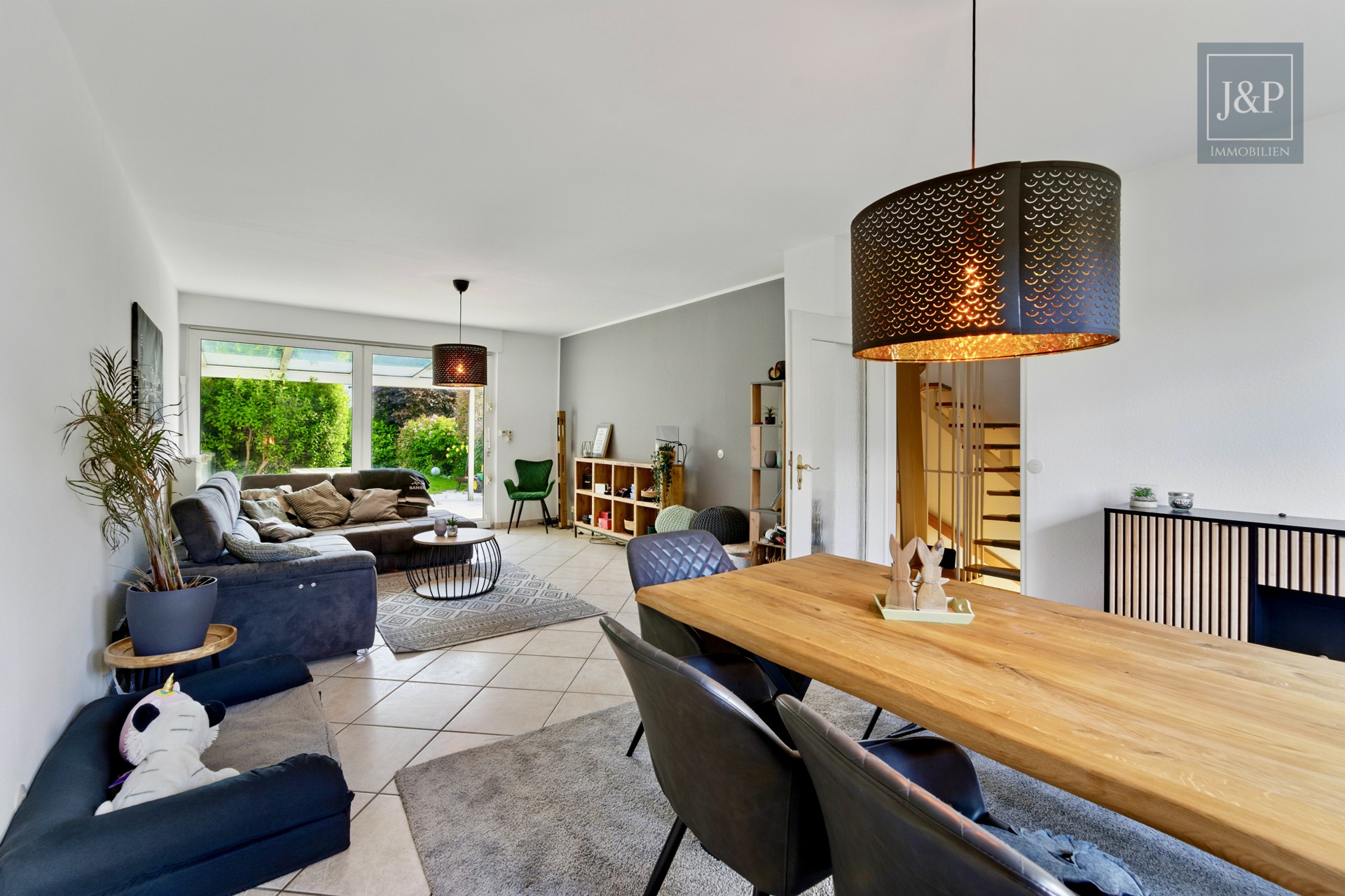 Charmantes Reihenmittelhaus mit Ausbaupotenzial, Sauna & moderner Küche in Schwalbach am Taunus - Wohn-/Essbereich