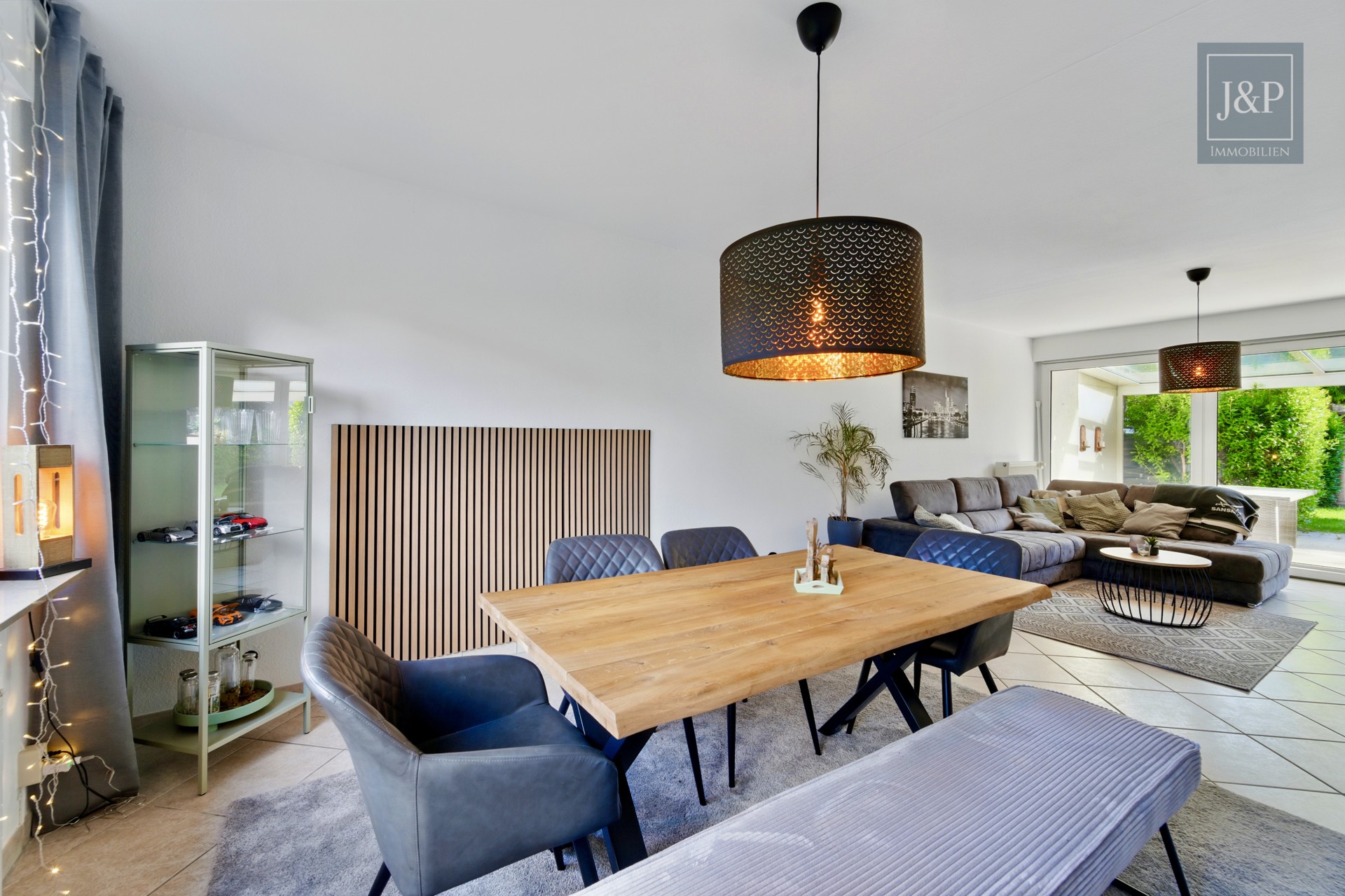 Charmantes Reihenmittelhaus mit Ausbaupotenzial, Sauna & moderner Küche in Schwalbach am Taunus - Essbereich