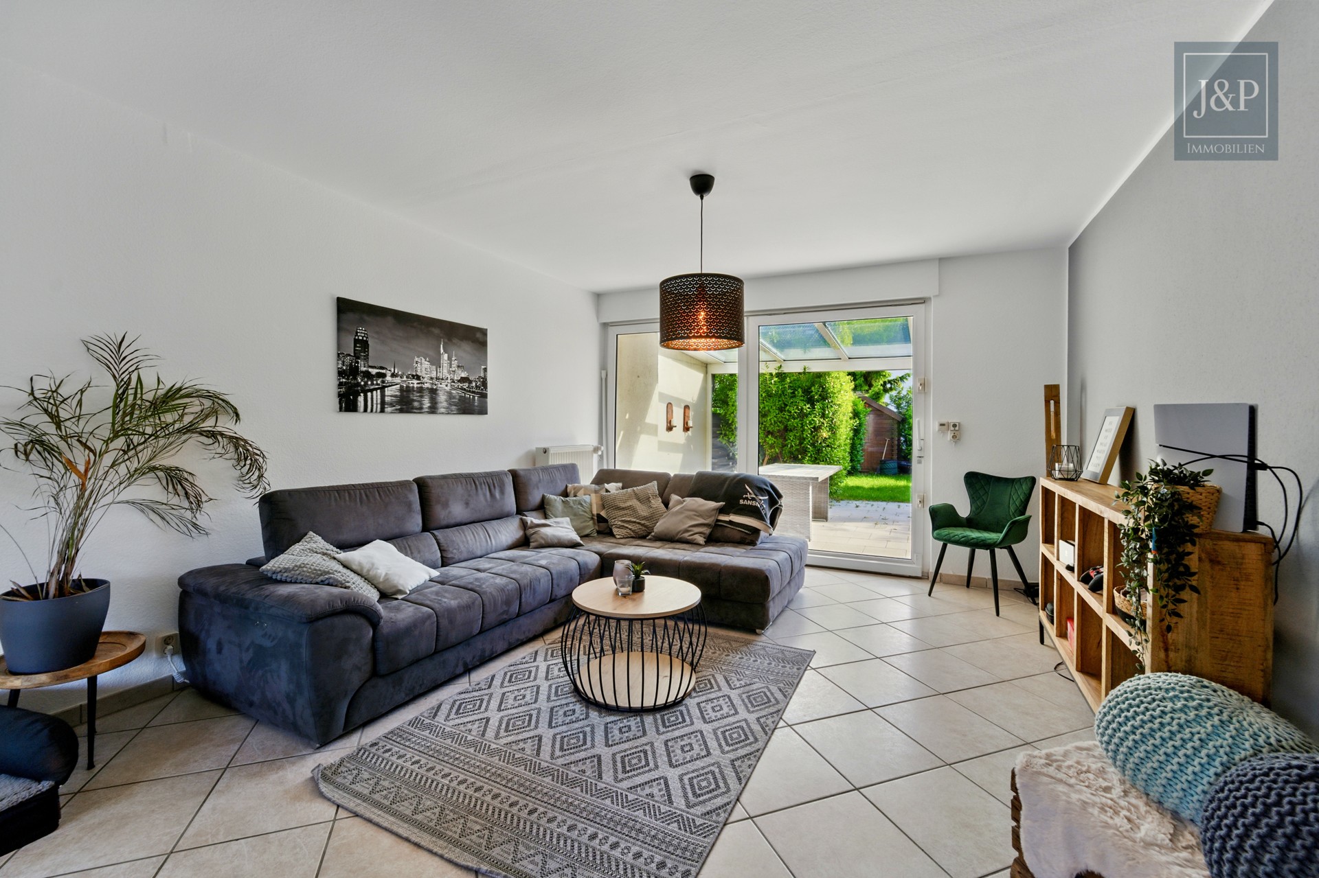Charmantes Reihenmittelhaus mit Ausbaupotenzial, Sauna & moderner Küche in Schwalbach am Taunus - Wohnzimmer