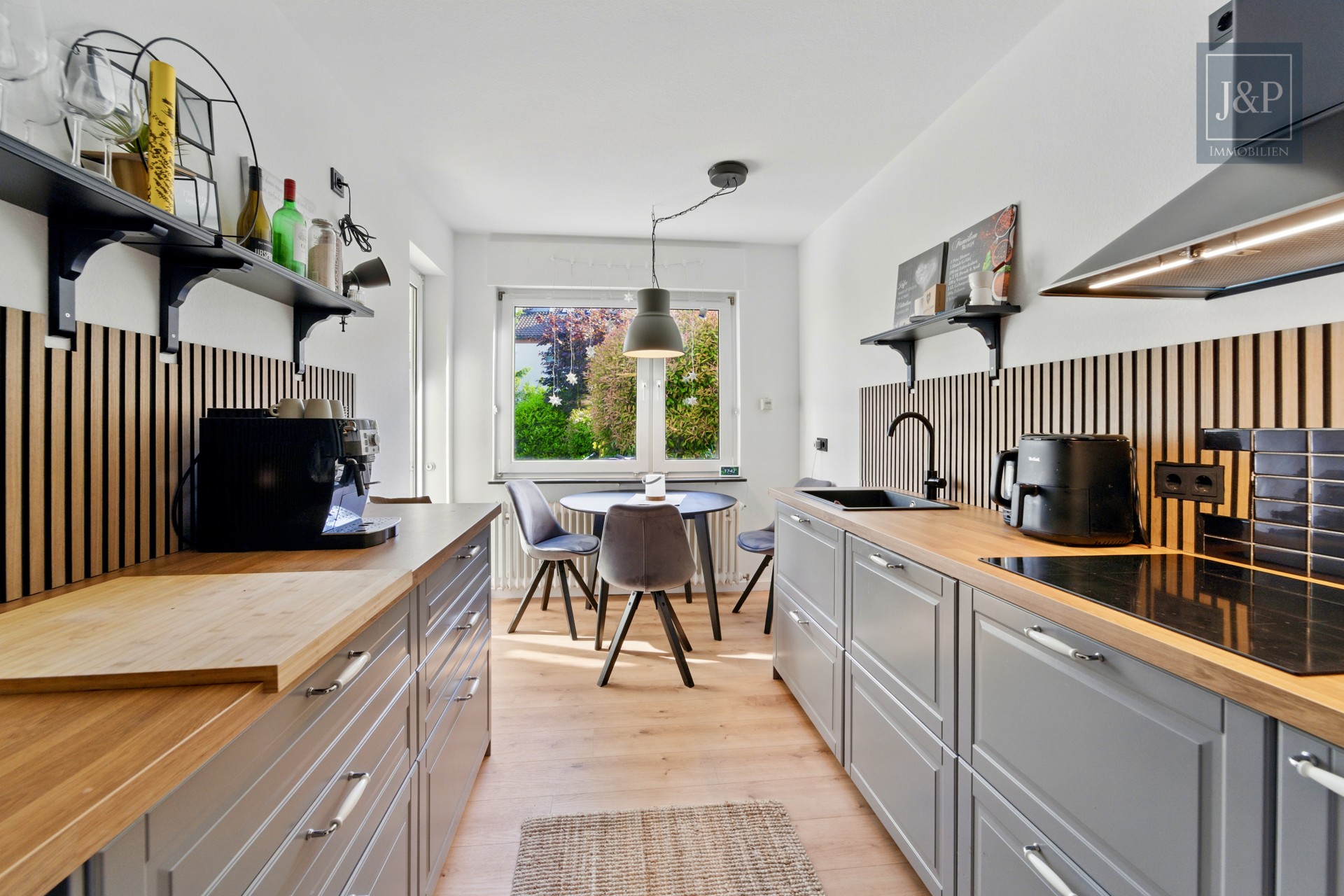 Charmantes Reihenmittelhaus mit Ausbaupotenzial, Sauna & moderner Küche in Schwalbach am Taunus - Küche