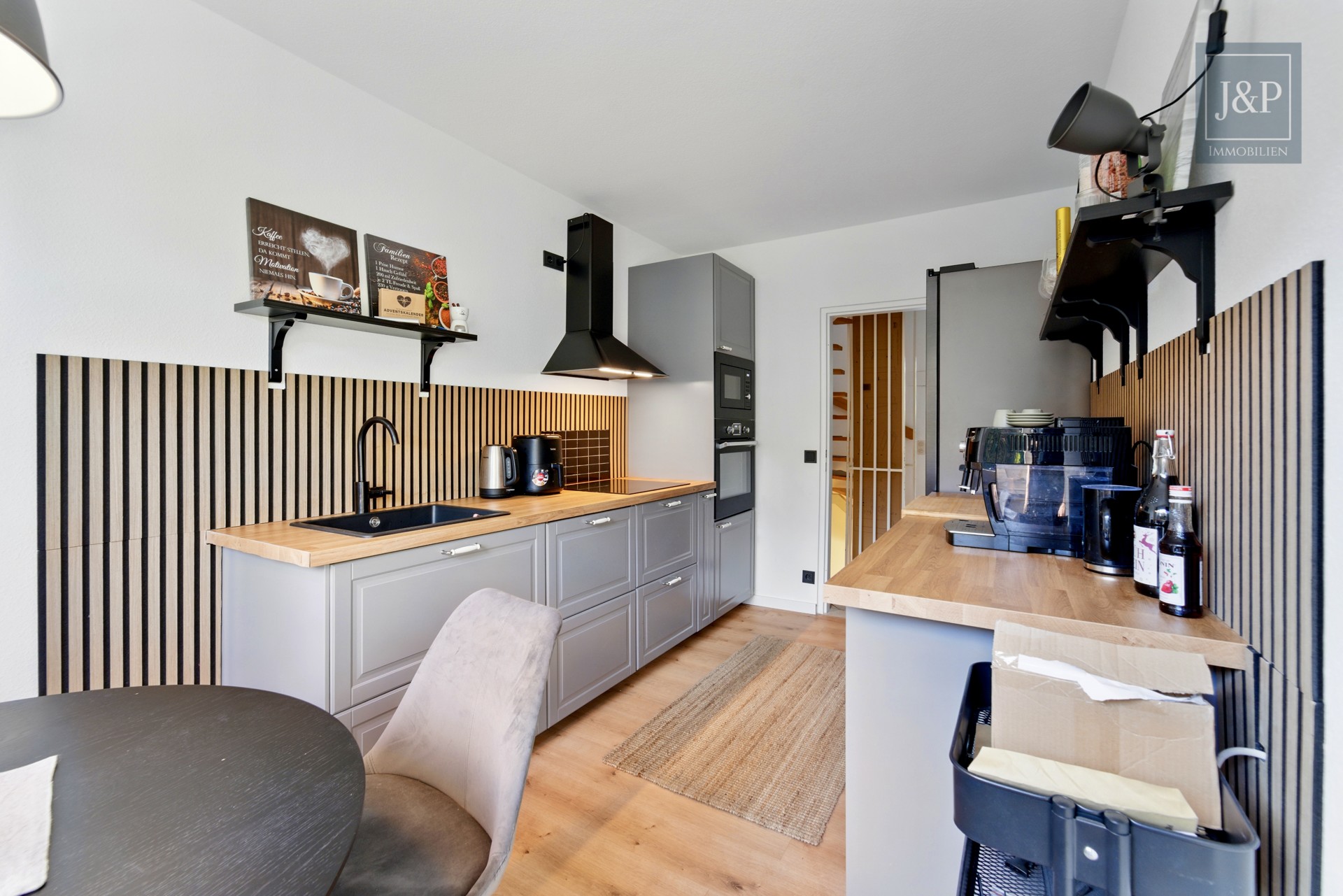 Charmantes Reihenmittelhaus mit Ausbaupotenzial, Sauna & moderner Küche in Schwalbach am Taunus - Küche