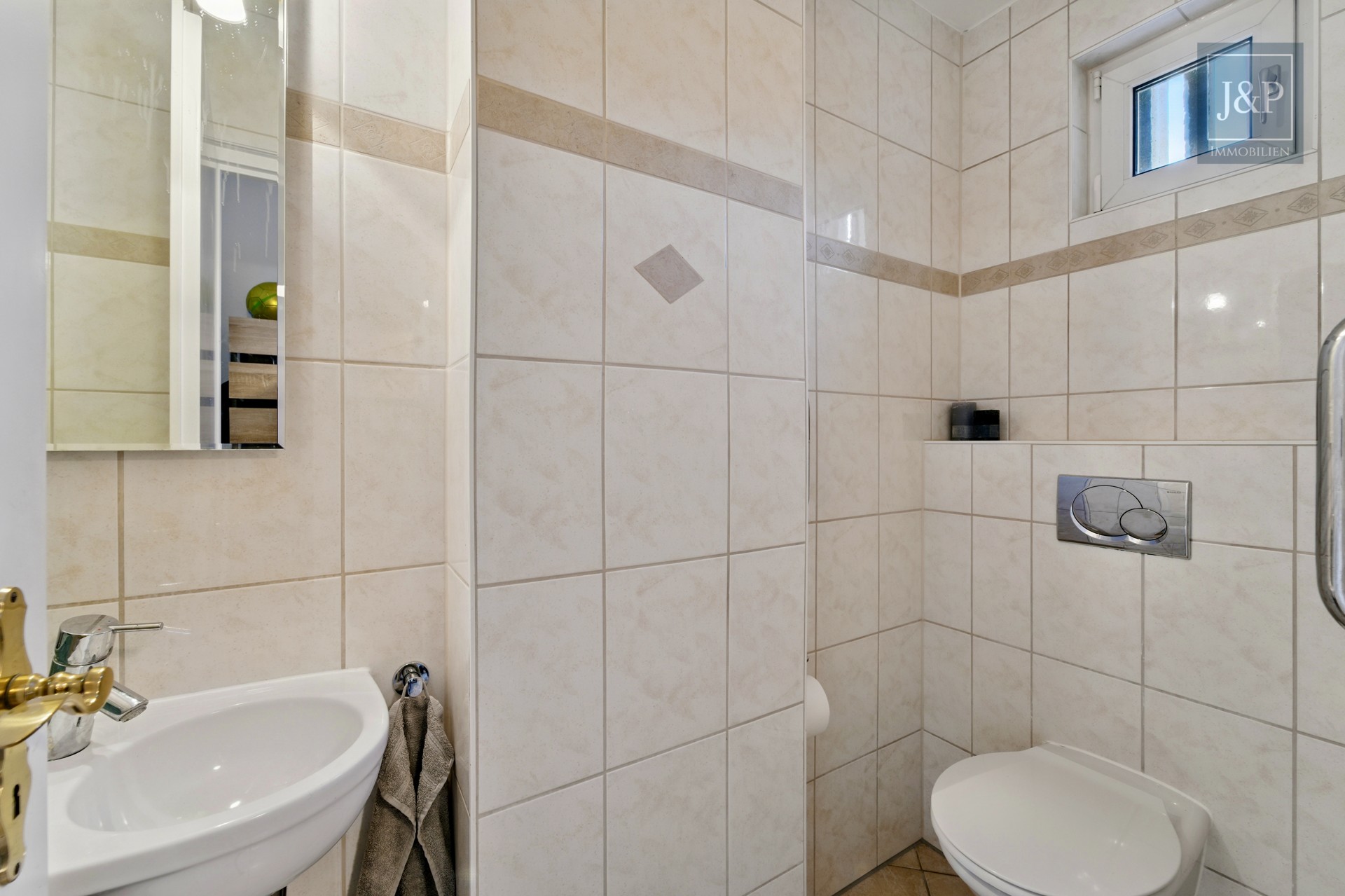 Charmantes Reihenmittelhaus mit Ausbaupotenzial, Sauna & moderner Küche in Schwalbach am Taunus - Gäste-WC