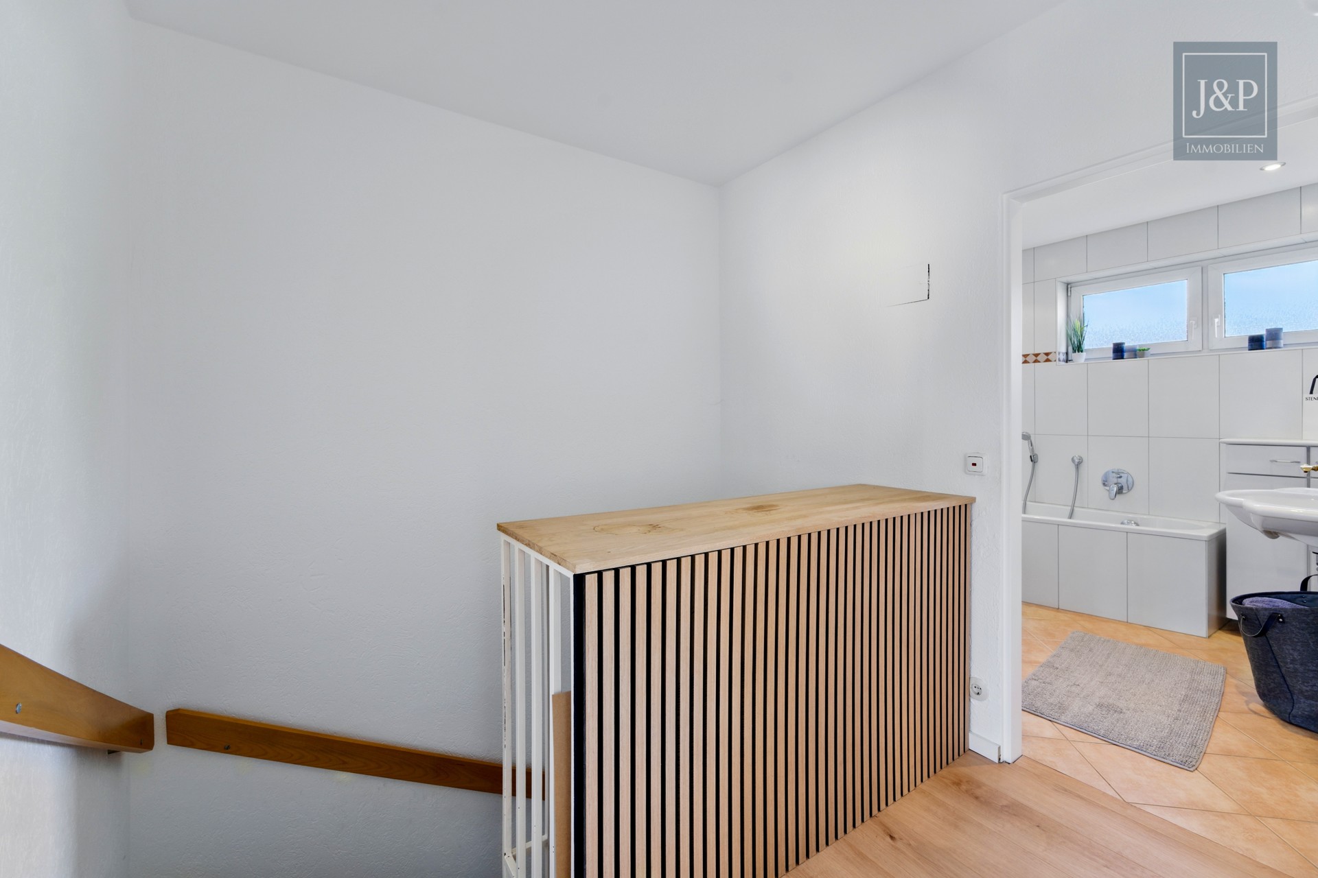 Charmantes Reihenmittelhaus mit Ausbaupotenzial, Sauna & moderner Küche in Schwalbach am Taunus - Flur 1.OG
