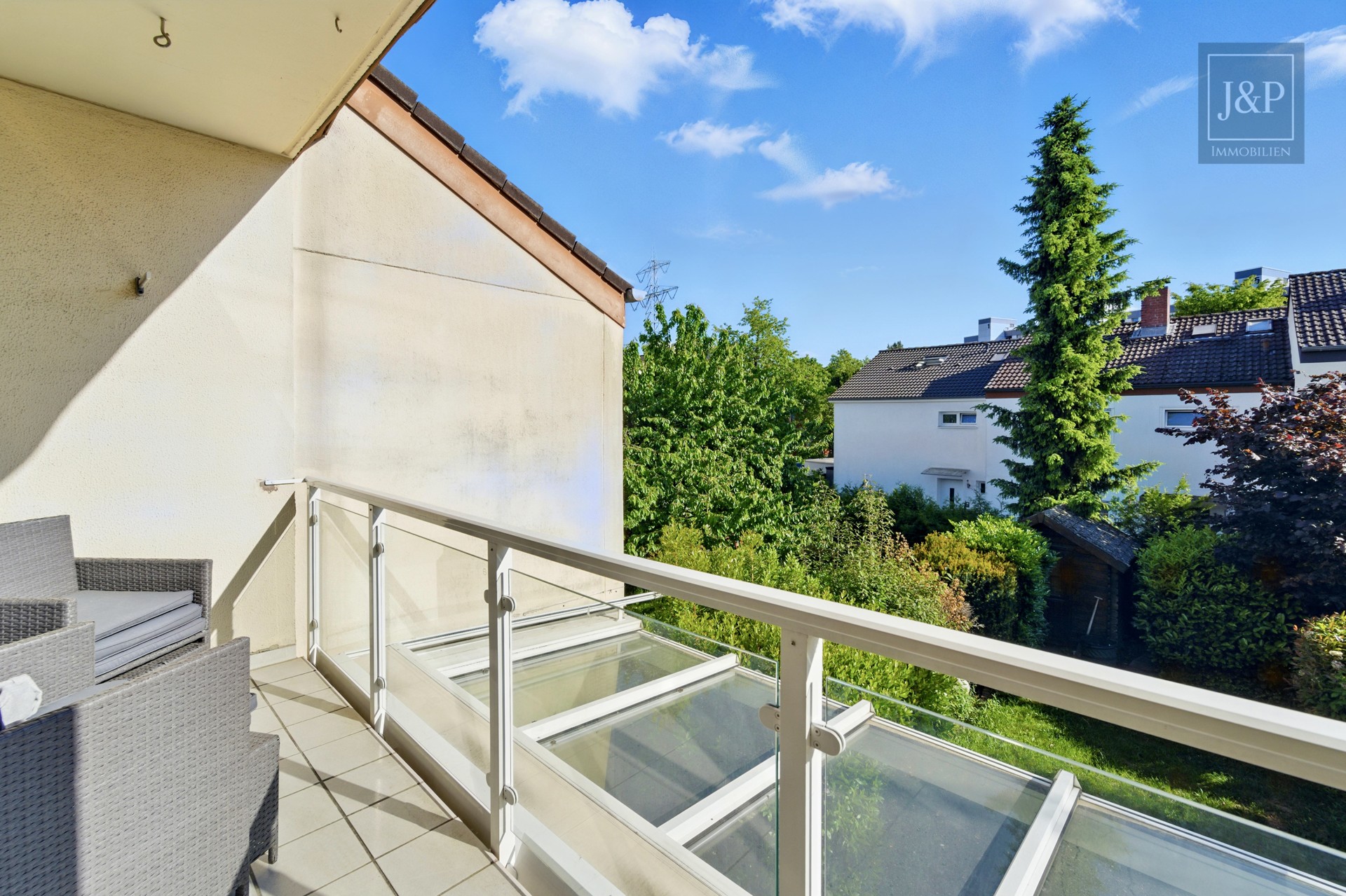 Charmantes Reihenmittelhaus mit Ausbaupotenzial, Sauna & moderner Küche in Schwalbach am Taunus - Balkon