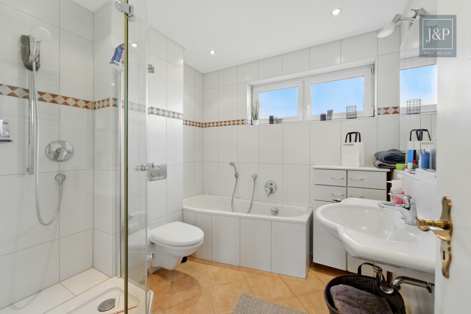 Charmantes Reihenmittelhaus mit Ausbaupotenzial, Sauna & moderner Küche in Schwalbach am Taunus - Badezimmer 1. OG