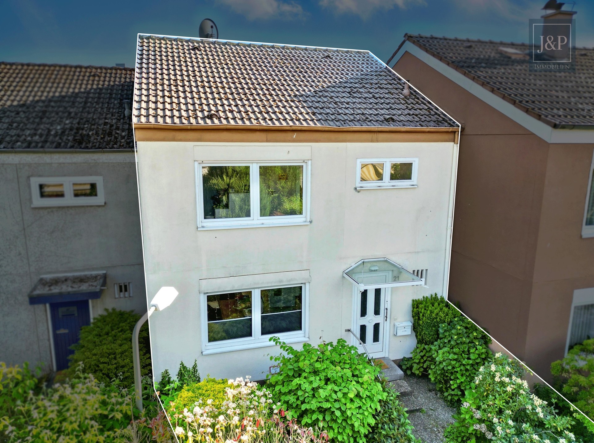 Charmantes Reihenmittelhaus mit Ausbaupotenzial, Sauna & moderner Küche in Schwalbach am Taunus - Frontansicht