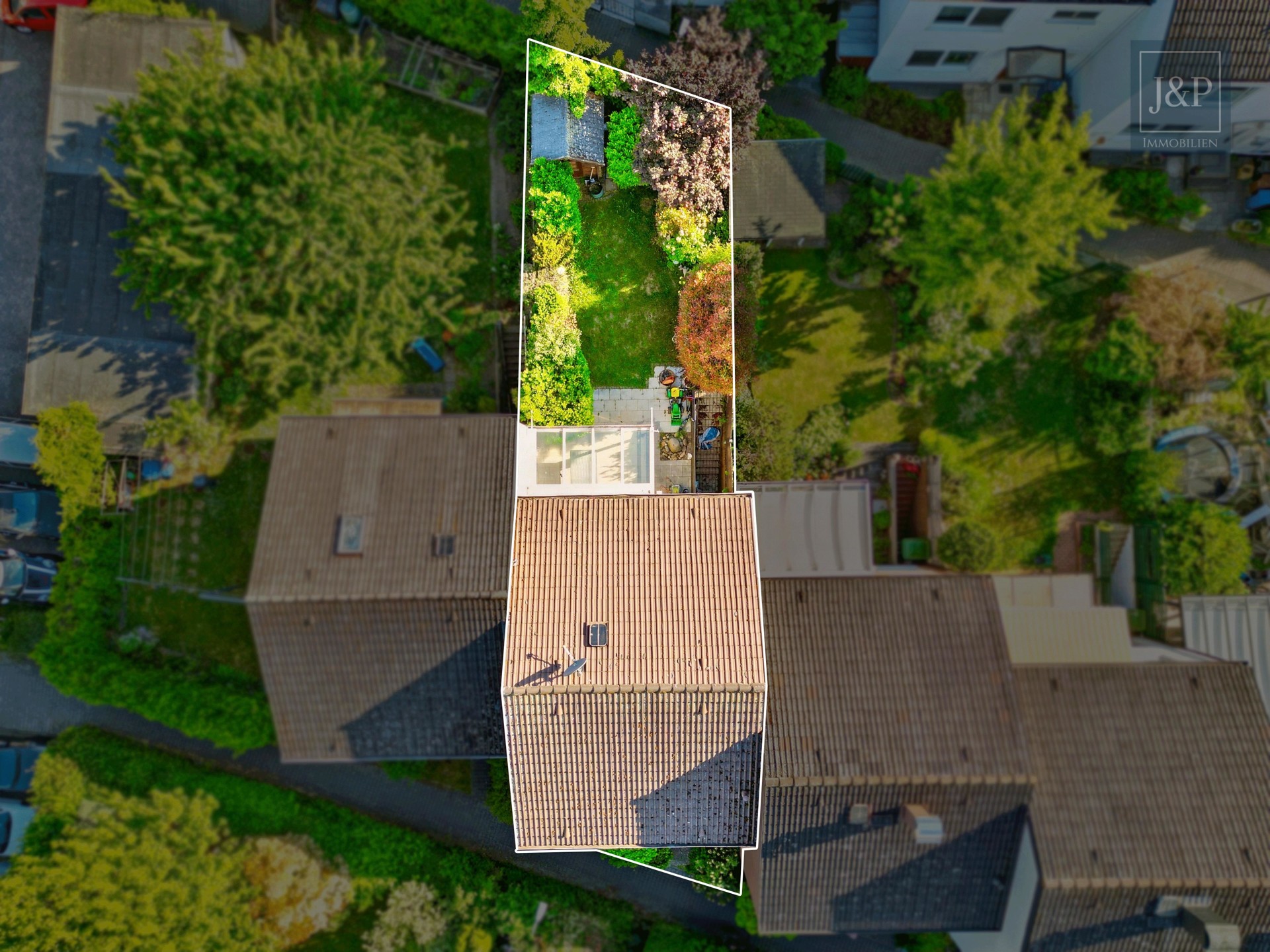 Charmantes Reihenmittelhaus mit Ausbaupotenzial, Sauna & moderner Küche in Schwalbach am Taunus - Grundstück