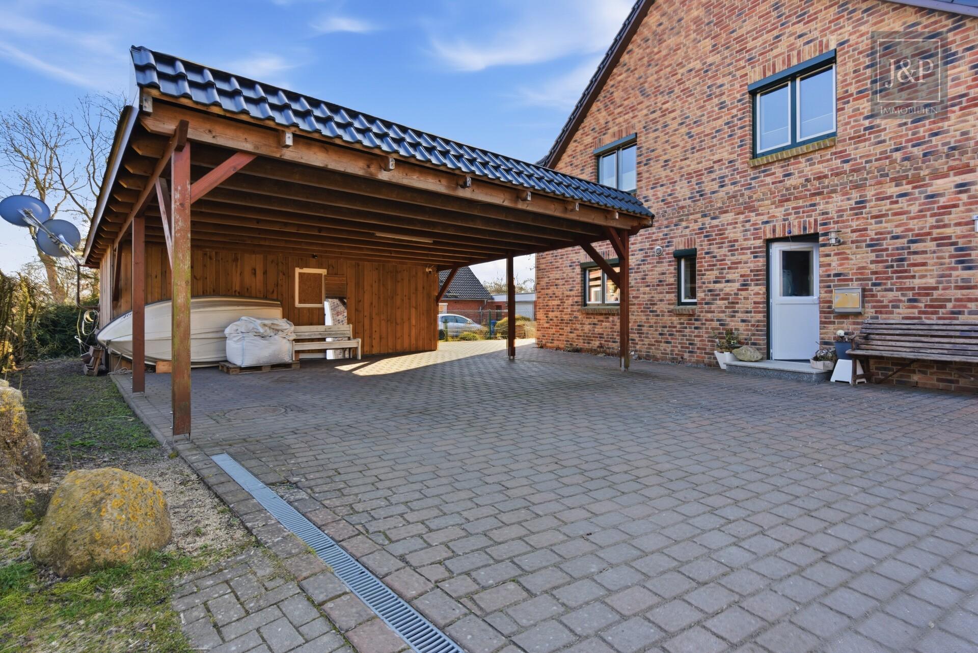 Einzugsbereit: Beeindruckender Wohntraum mit reichlich Platz - Doppelcarport