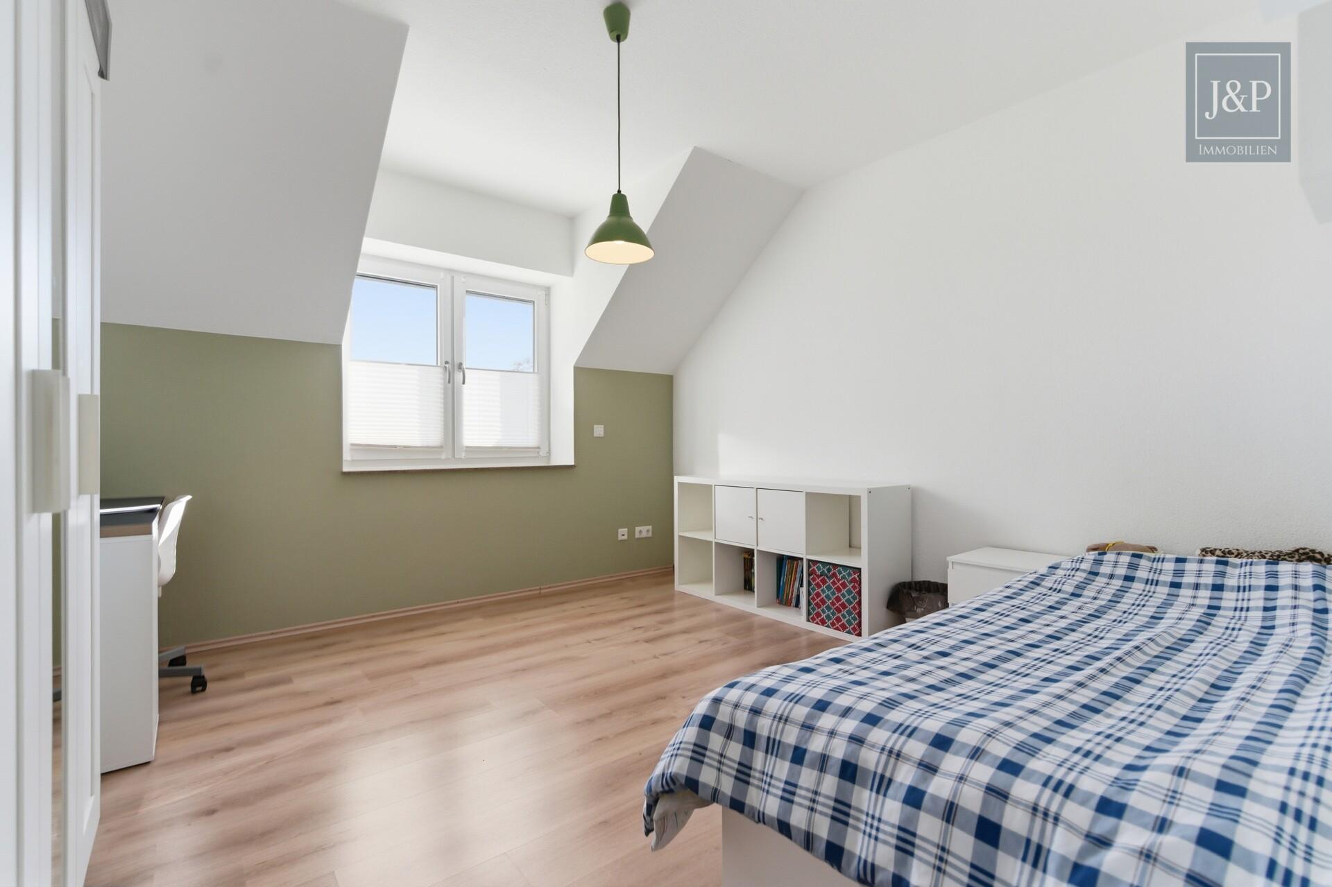 Einzugsbereit: Beeindruckender Wohntraum mit reichlich Platz - Schlafzimmer oben