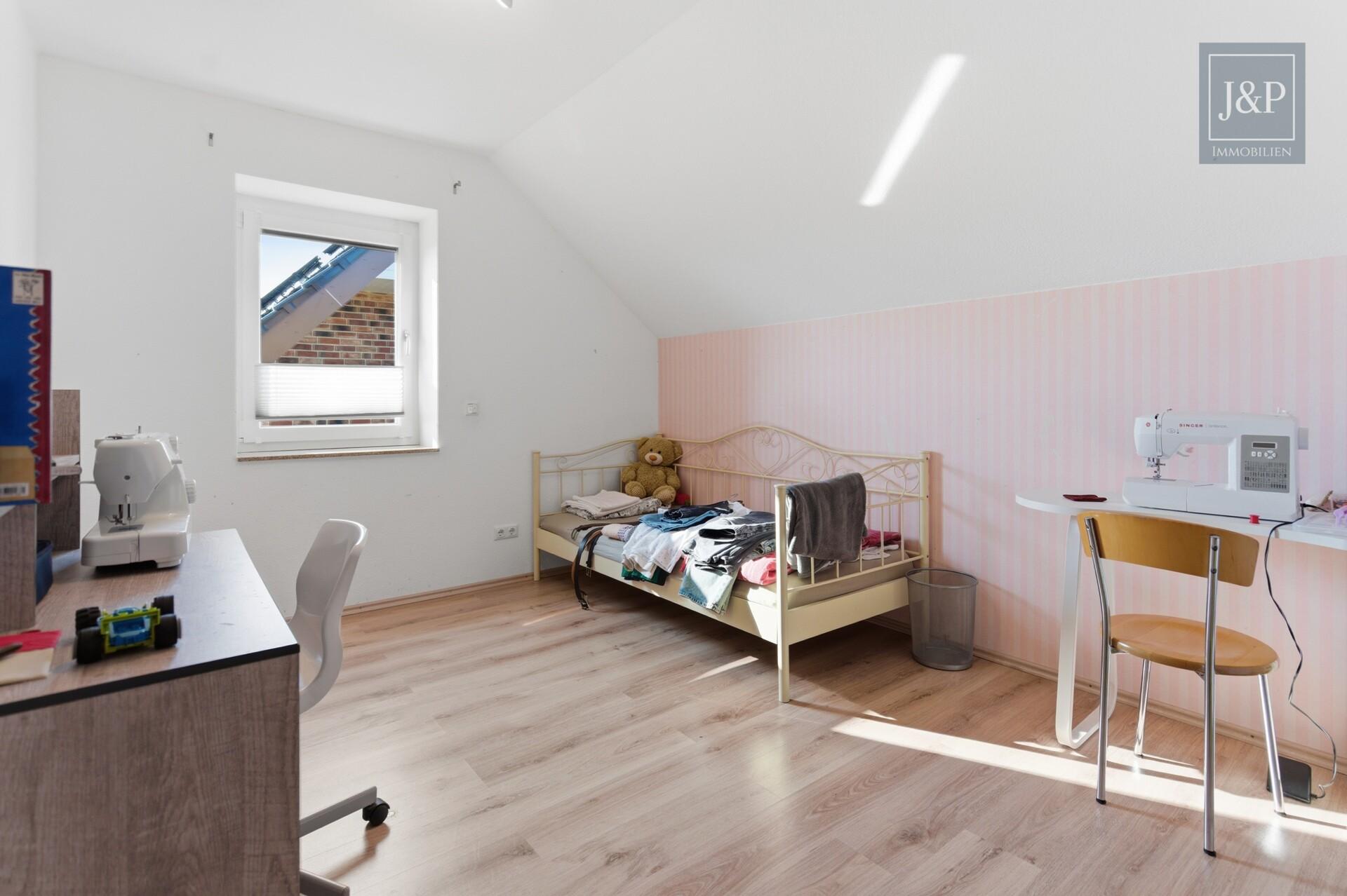 Einzugsbereit: Beeindruckender Wohntraum mit reichlich Platz - Schlafzimmer oben