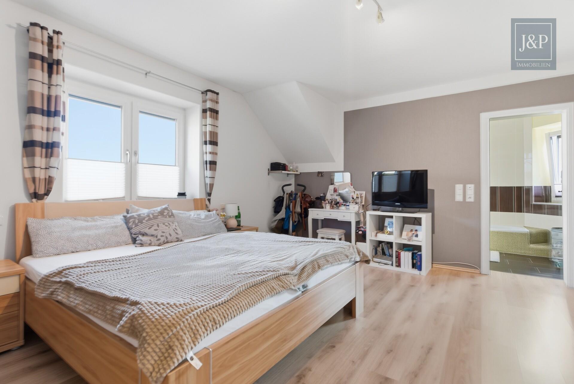 Einzugsbereit: Beeindruckender Wohntraum mit reichlich Platz - Schlafzimmer oben