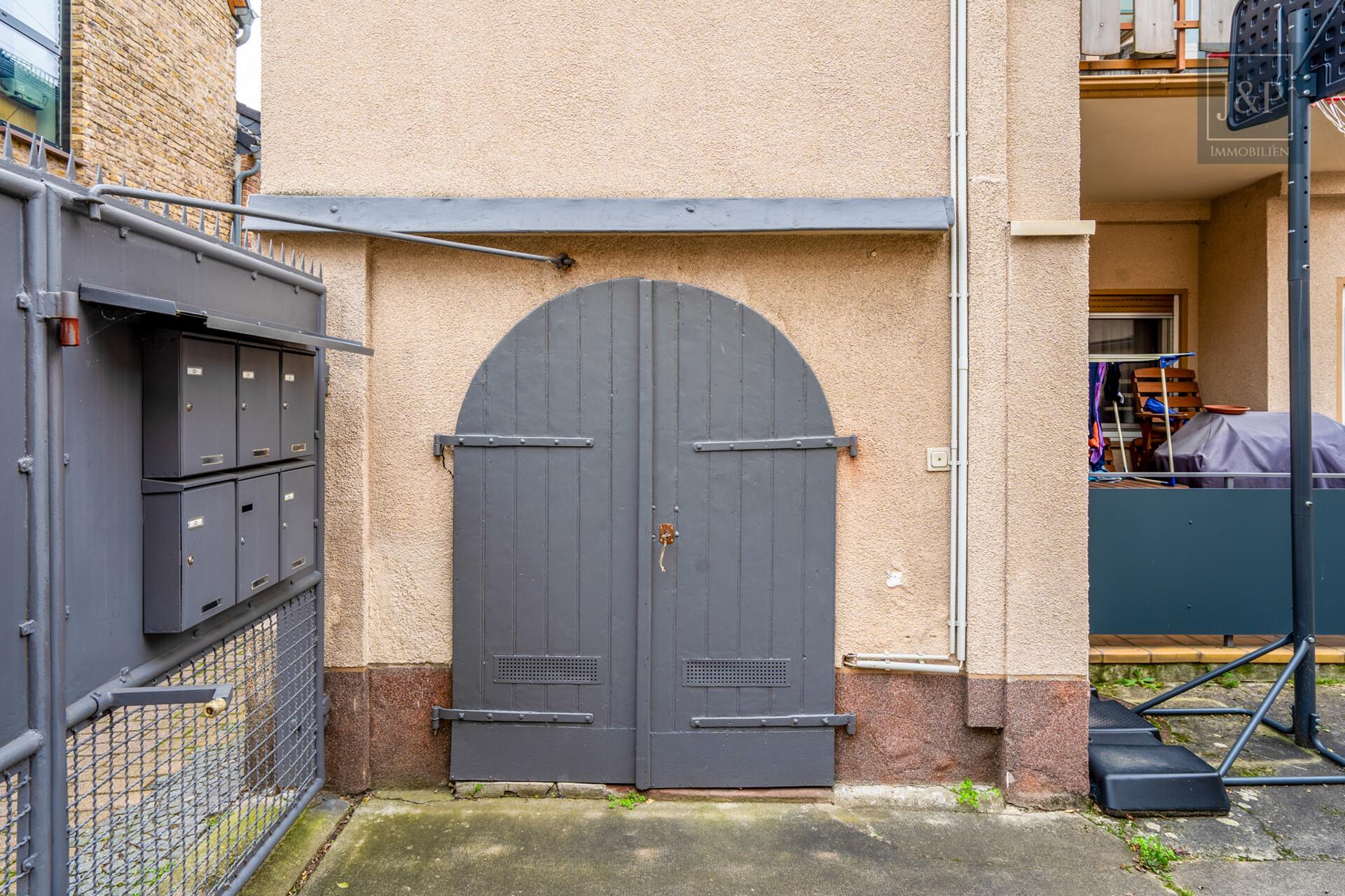 Zentral, voll-vermietet und vielseitig: Zwei Häuser in der Innenstadt von Schierstein! - Außenansicht
