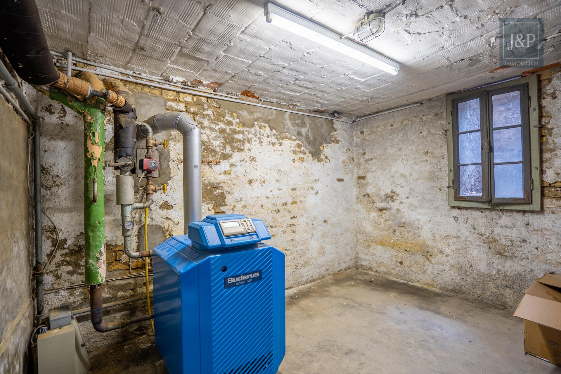 Zentral, voll-vermietet und vielseitig: Zwei Häuser in der Innenstadt von Schierstein! - Keller Vorderhaus
