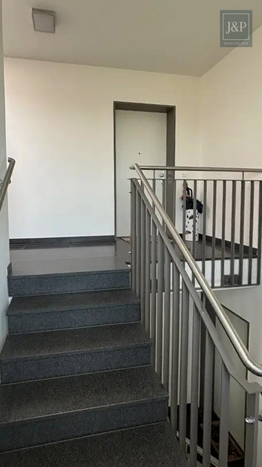 Barrierefrei wohnen in jeder Lebensphase – moderne 4-Zimmer-Wohnung nahe München - Treppenhaus