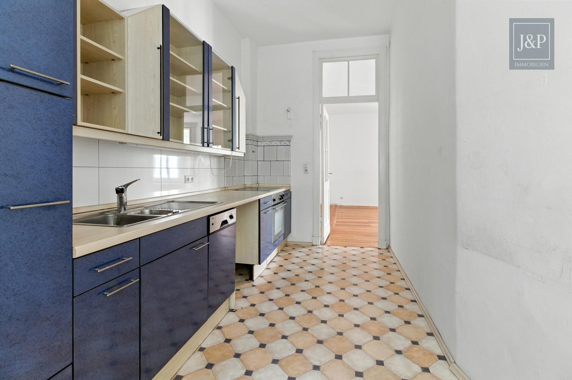 Renovierte 2-Zimmer-Altbauwohnung mit großem Wohnbereich & Balkon zum Innenhof - Küche