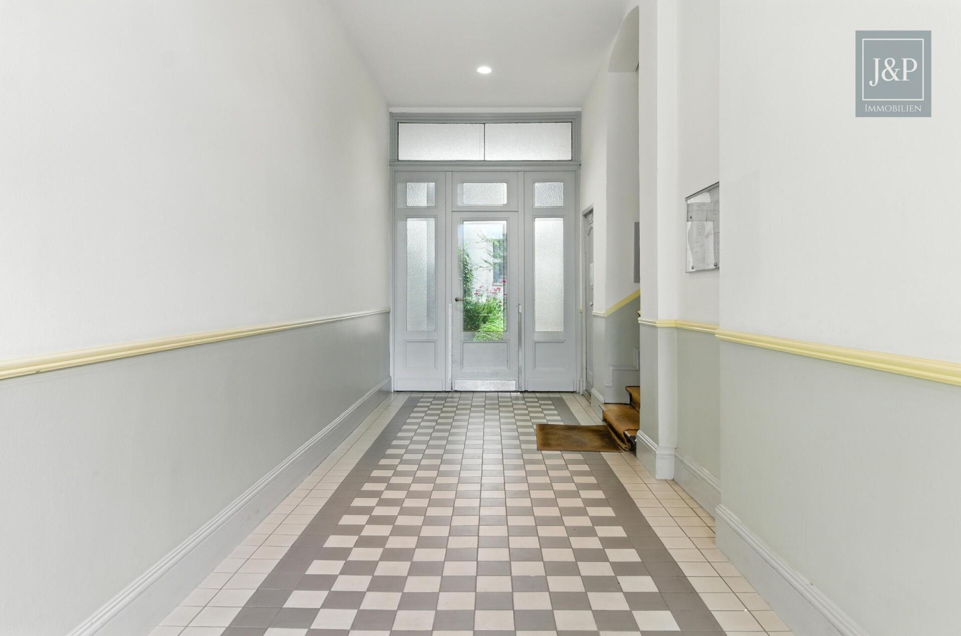 Renovierte 2-Zimmer-Altbauwohnung mit großem Wohnbereich & Balkon zum Innenhof - Eingangsbereich