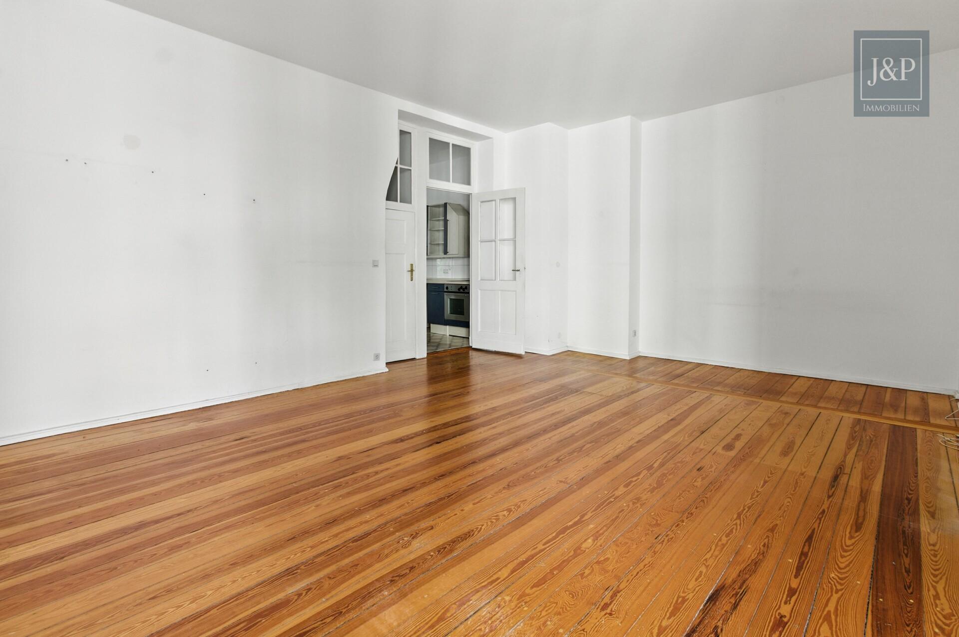 Renovierte 2-Zimmer-Altbauwohnung mit großem Wohnbereich & Balkon zum Innenhof - Wohnbereich