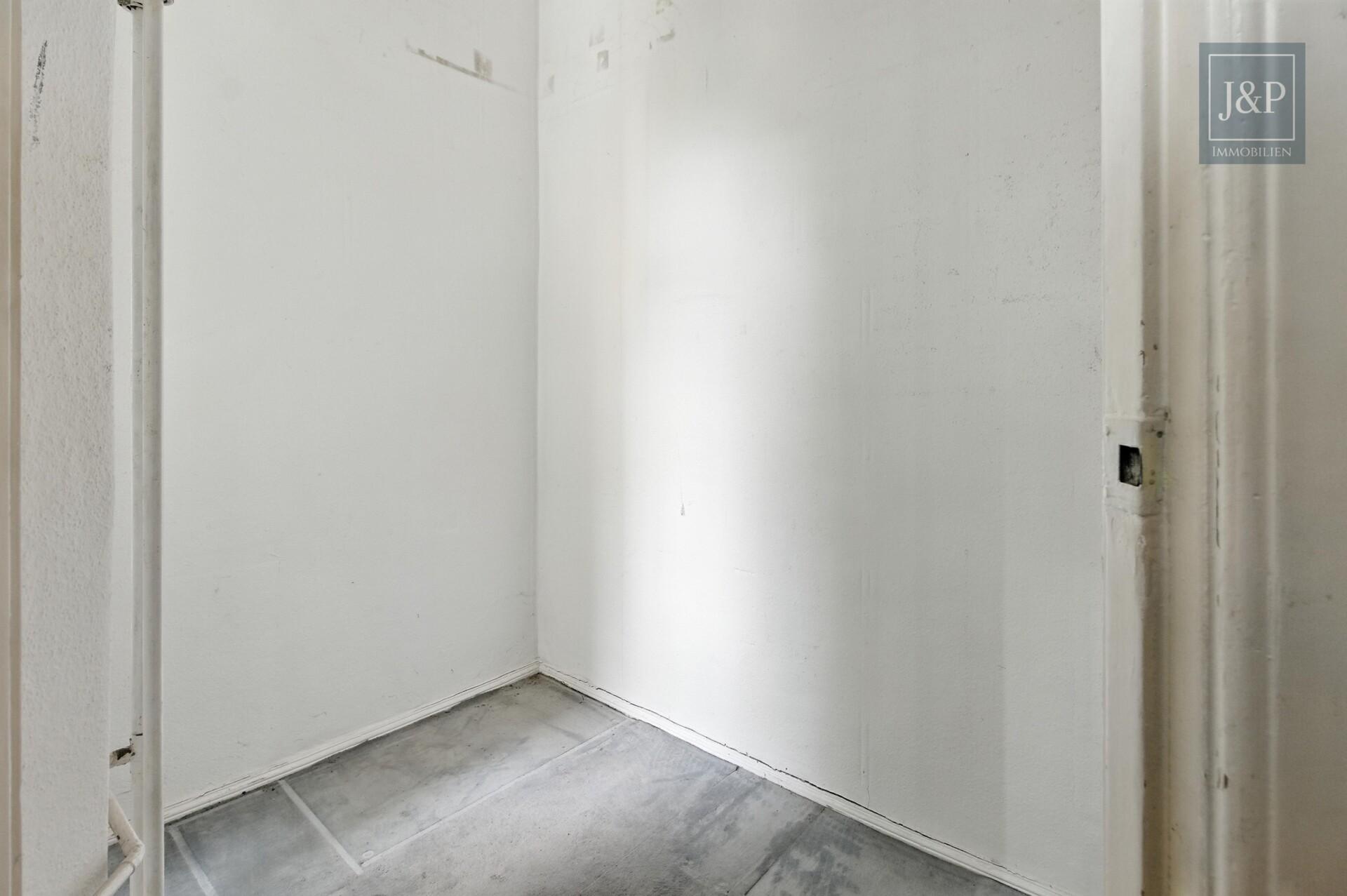 Renovierte 2-Zimmer-Altbauwohnung mit großem Wohnbereich & Balkon zum Innenhof - Speisekammer
