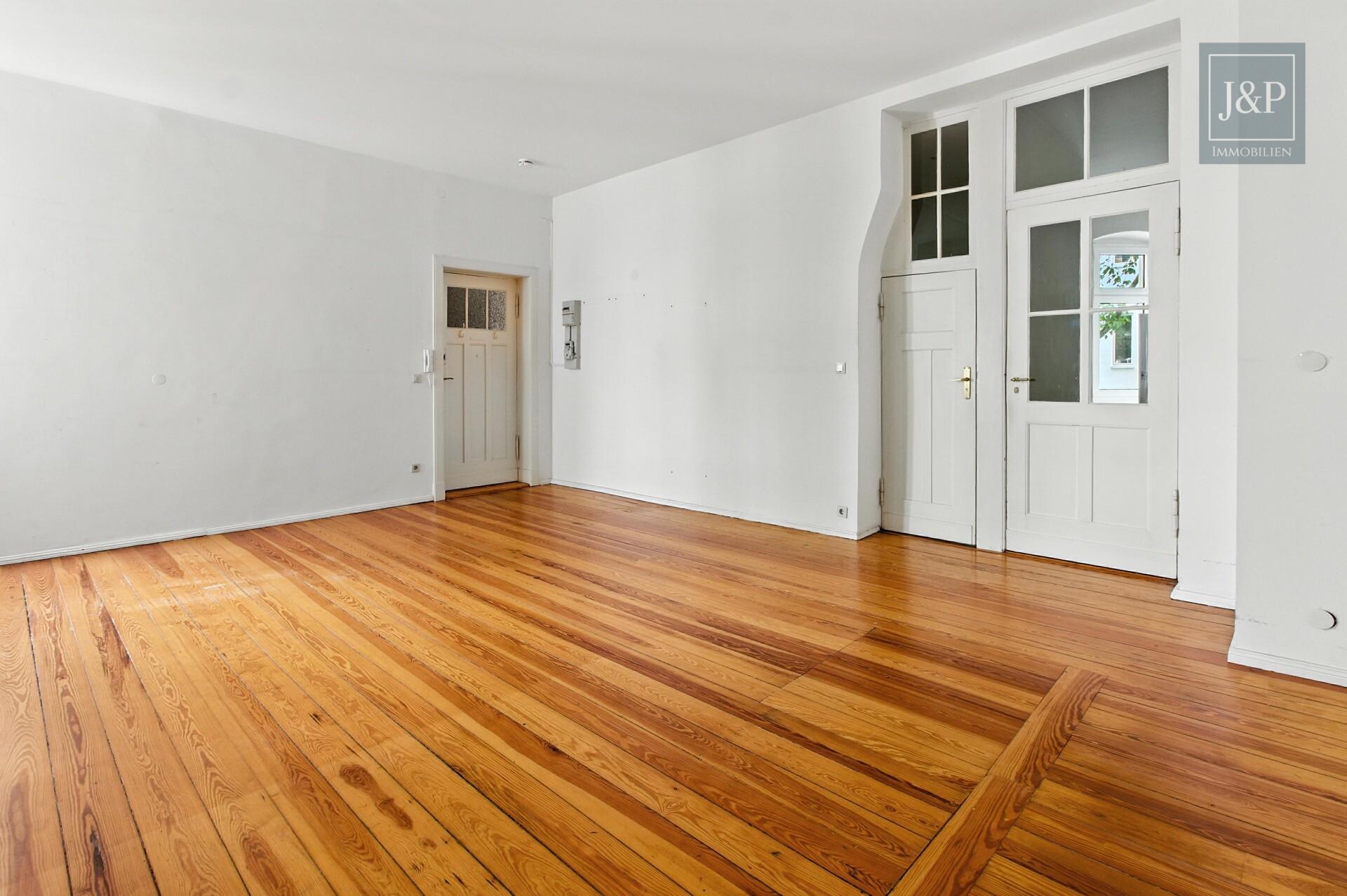 Renovierte 2-Zimmer-Altbauwohnung mit großem Wohnbereich & Balkon zum Innenhof - Wohnbereich