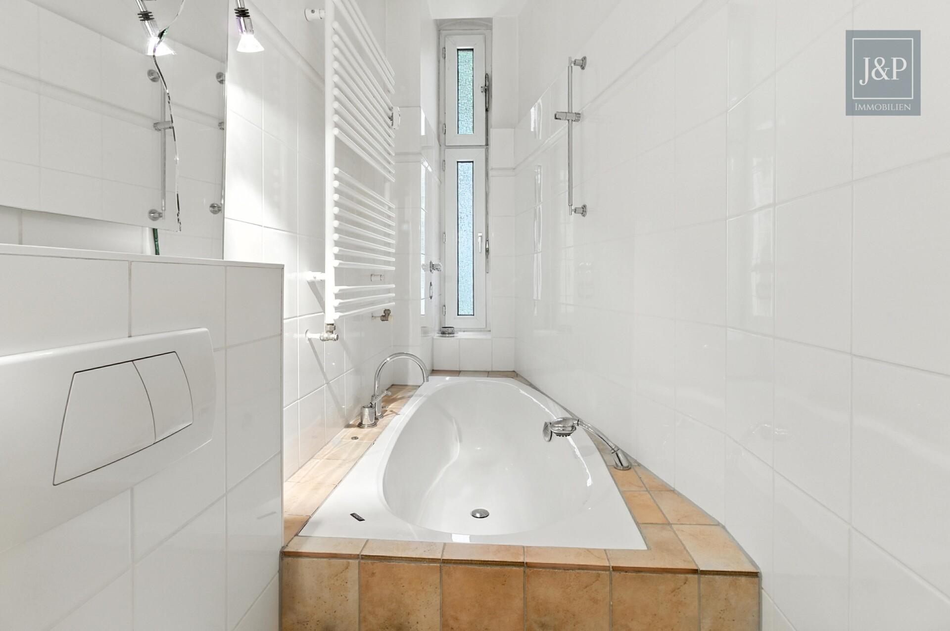 Renovierte 2-Zimmer-Altbauwohnung mit großem Wohnbereich & Balkon zum Innenhof - Badezimmer