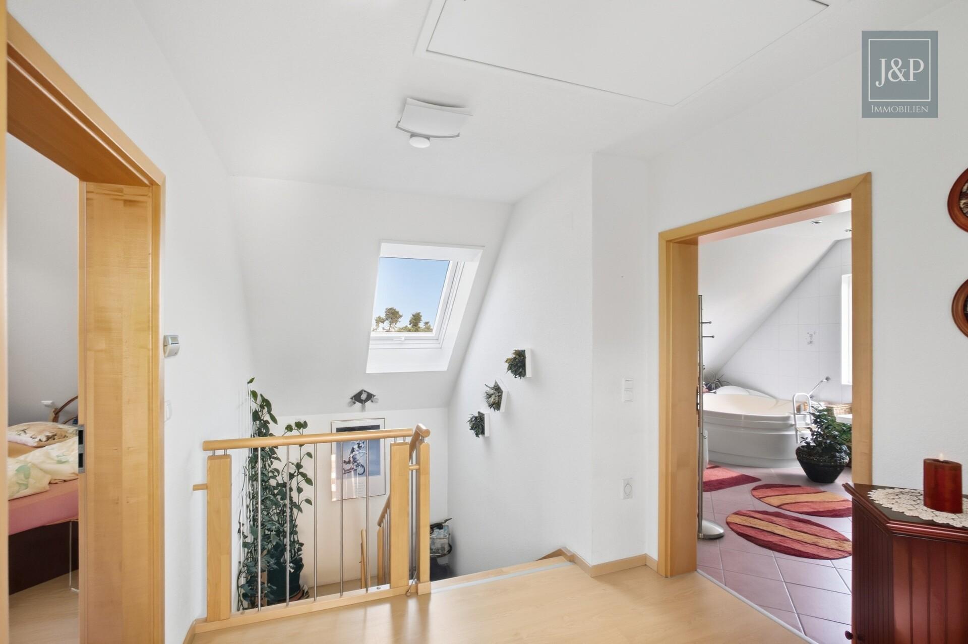 Modernes Raumwunder in traumhafter Lage: Großzügiges Einfamilienhaus mit weitläufigem Grundstück! - Treppenaufgang OG