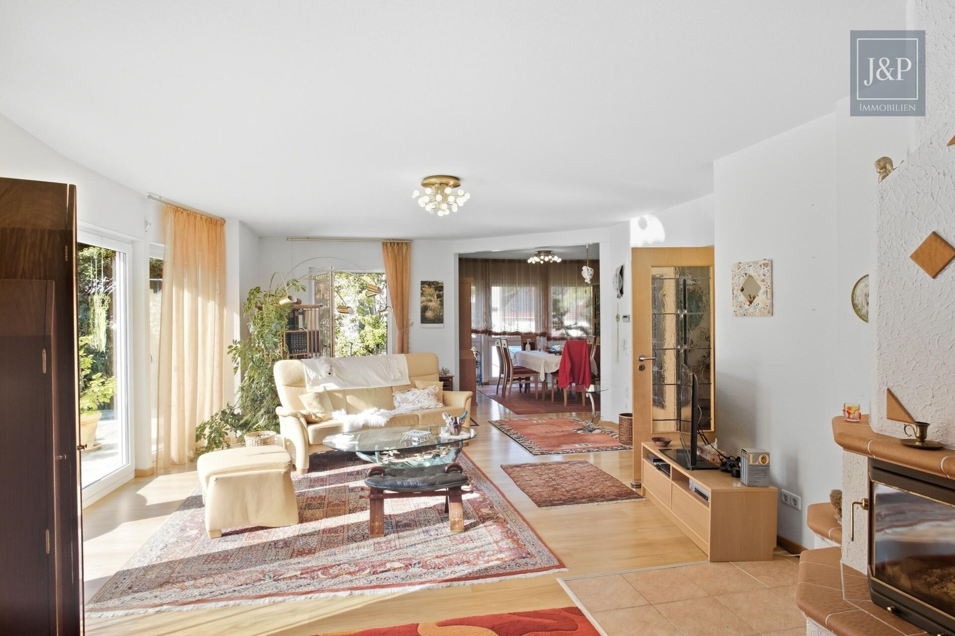 Modernes Raumwunder in traumhafter Lage: Großzügiges Einfamilienhaus mit weitläufigem Grundstück! - Wohnzimmer mit Blick zum Esszimmer