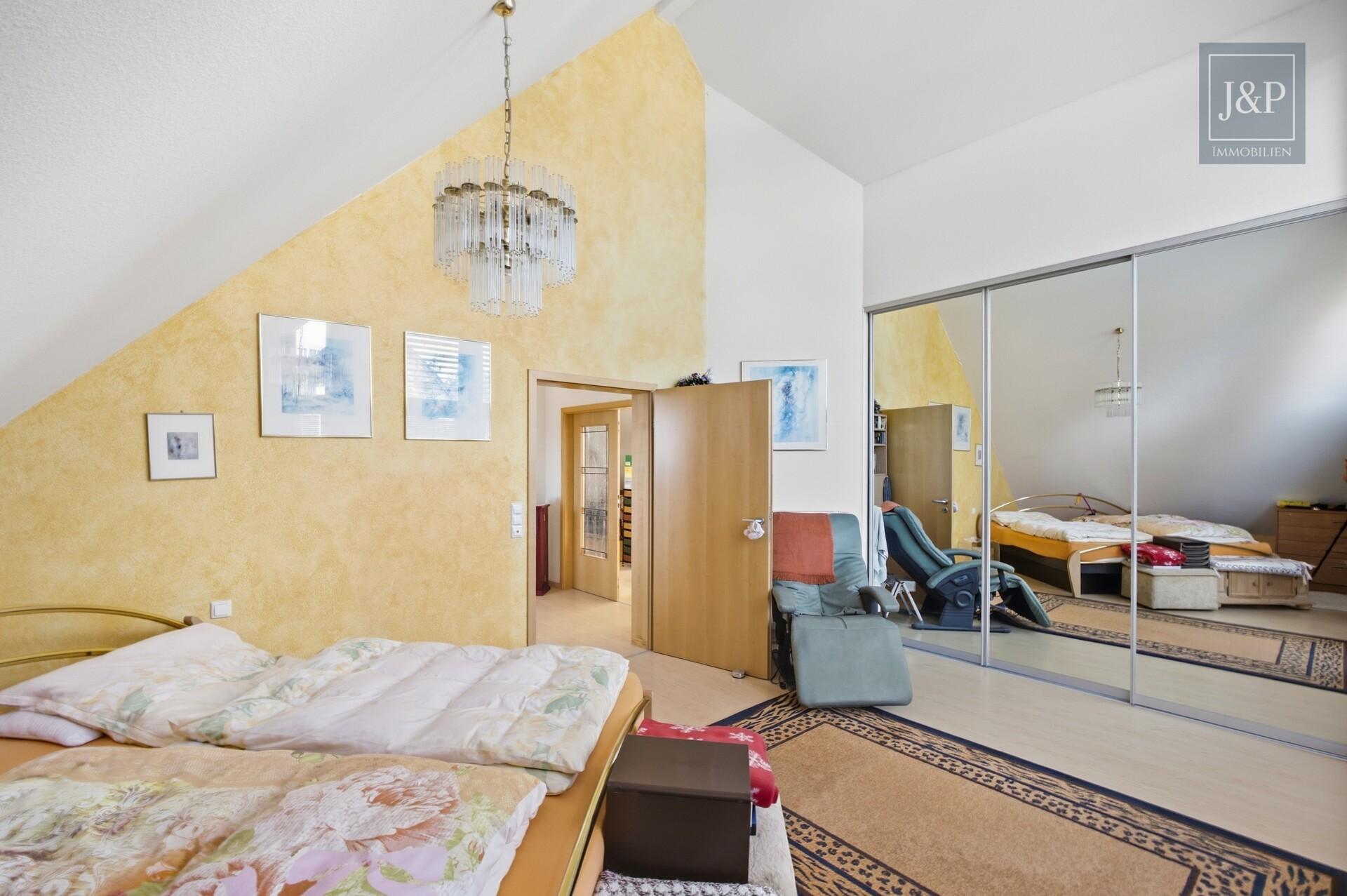 Modernes Raumwunder in traumhafter Lage: Großzügiges Einfamilienhaus mit weitläufigem Grundstück! - Schlafzimmer mit begehbarem Ankleidezimmer