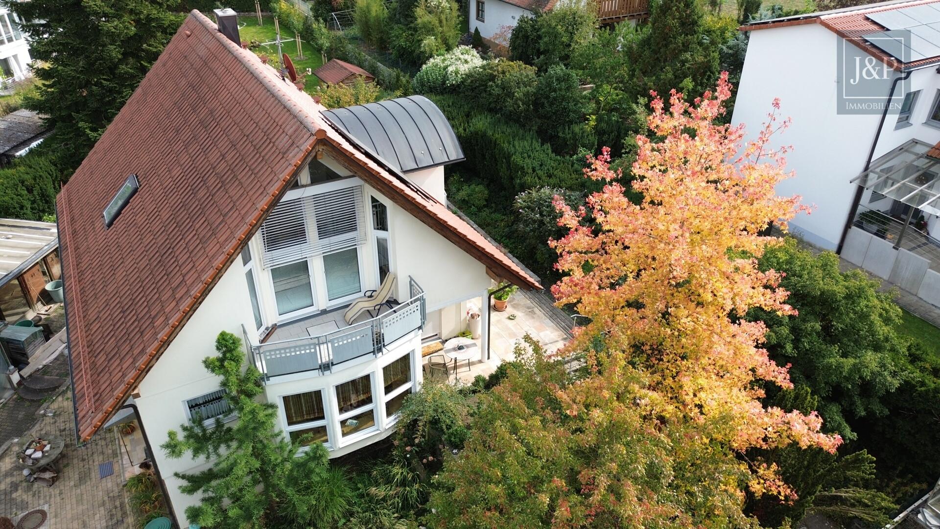 Modernes Raumwunder in traumhafter Lage: Großzügiges Einfamilienhaus mit weitläufigem Grundstück! - Drohnenflug Westseite