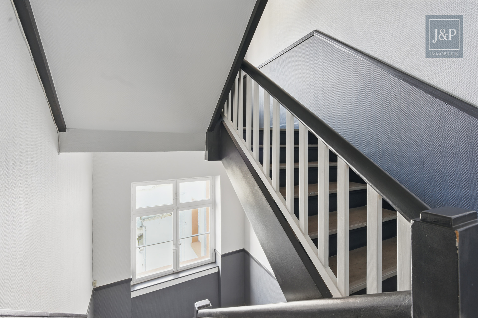 Saniertes Wohn- und Geschäftshaus mit Potenzial: Dachgeschossausbau bereits genehmigt! - Treppenhaus