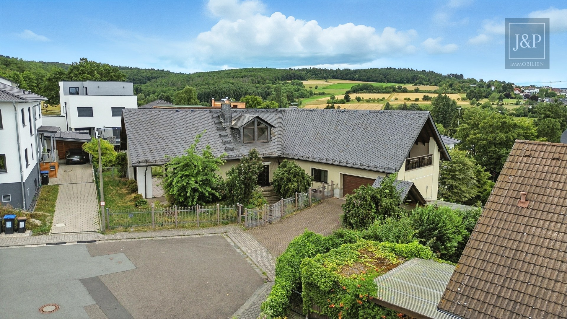 Großes Anwesen mit besonderer Architektur und Weitblick! Ideal für Großfamilien & Mehrgenerationen - Hausansicht