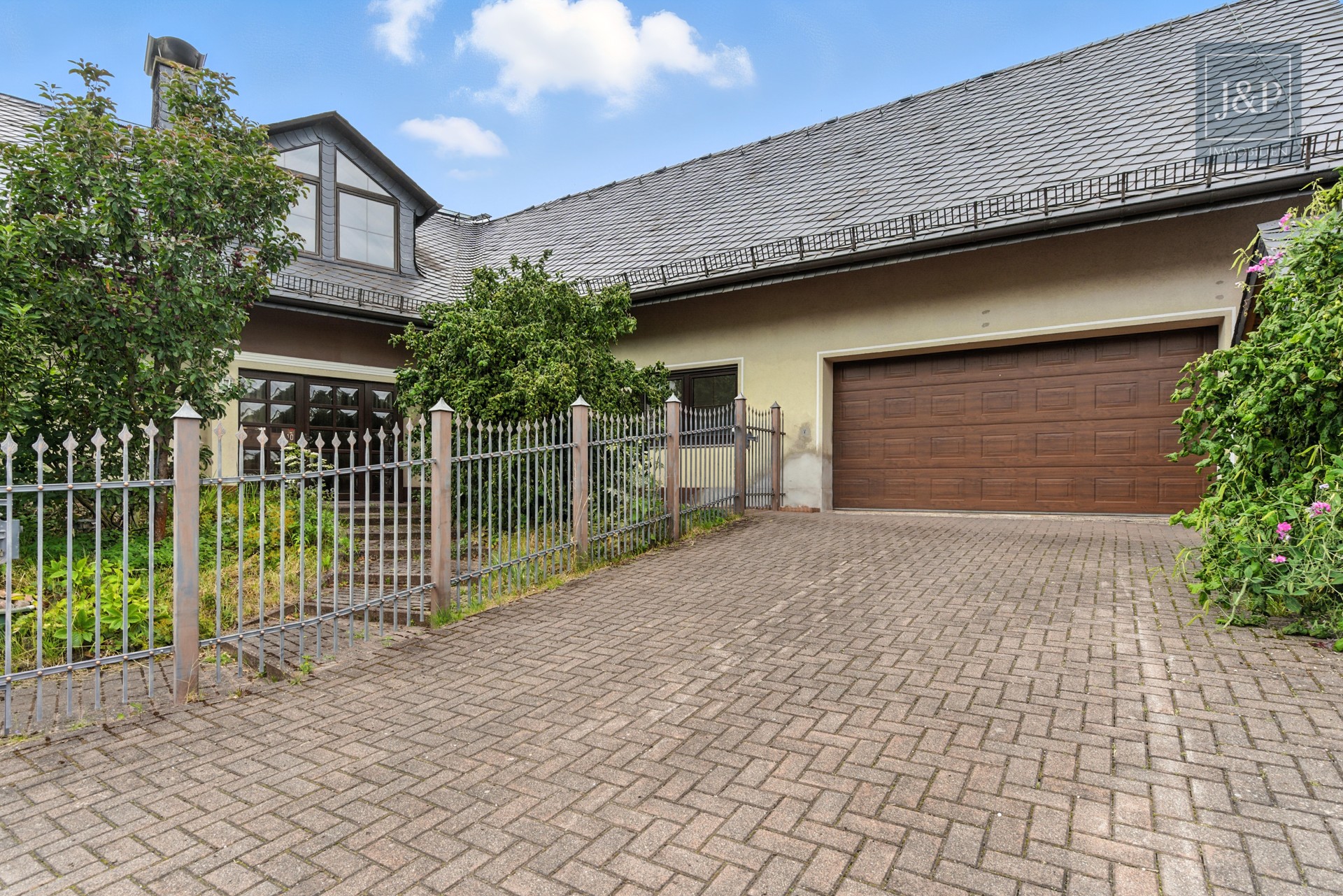 Großes Anwesen mit besonderer Architektur und Weitblick! Ideal für Großfamilien & Mehrgenerationen - Hofauffahrt