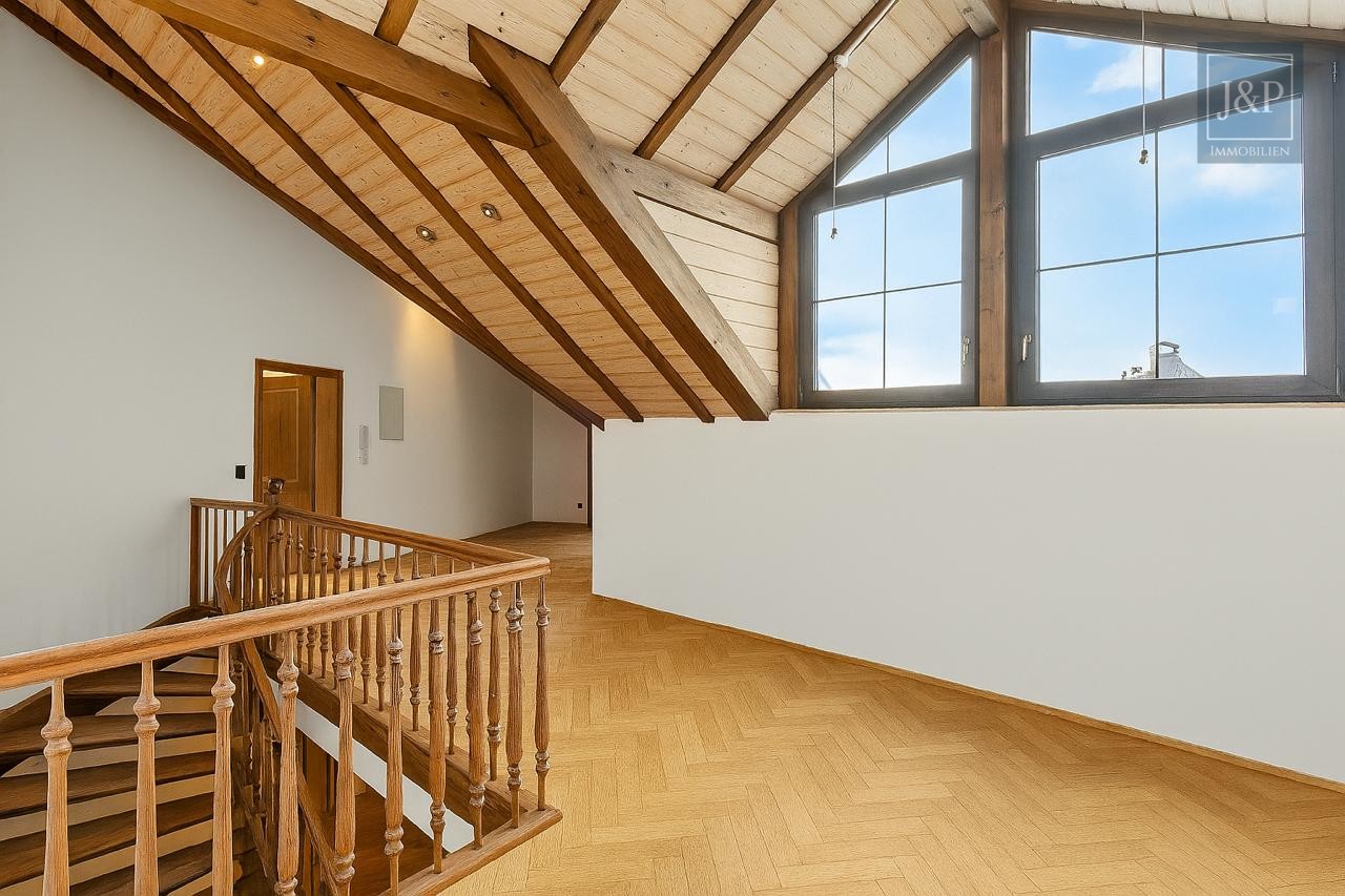 Großes Anwesen mit besonderer Architektur und Weitblick! Ideal für Großfamilien & Mehrgenerationen - OG Flur