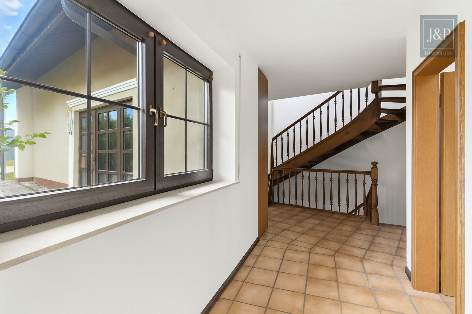 Großes Anwesen mit besonderer Architektur und Weitblick! Ideal für Großfamilien & Mehrgenerationen - EG FLur