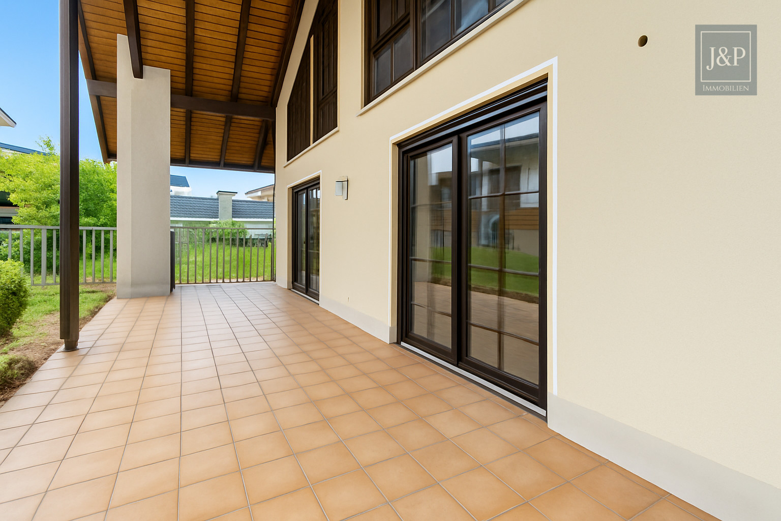 Großes Anwesen mit besonderer Architektur und Weitblick! Ideal für Großfamilien & Mehrgenerationen - Terrasse EG