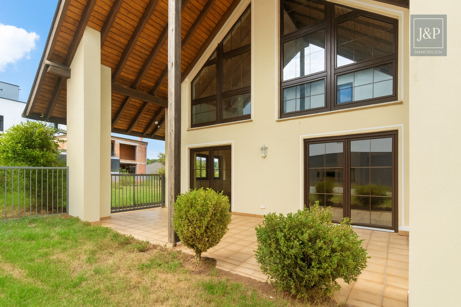 Großes Anwesen mit besonderer Architektur und Weitblick! Ideal für Großfamilien & Mehrgenerationen - Überstand EG